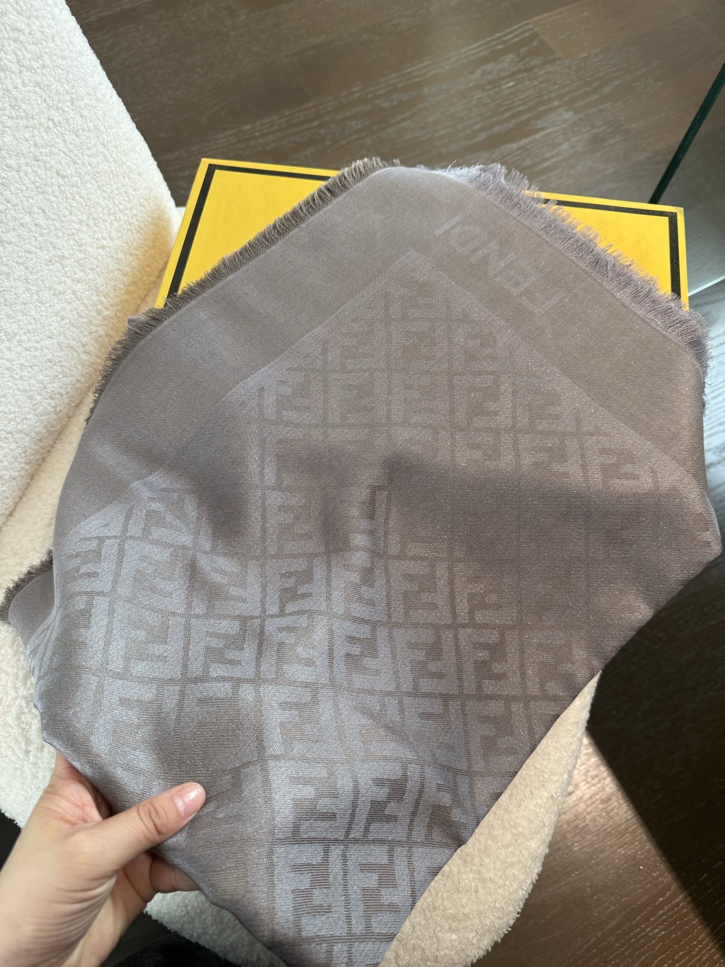 P𝐅𝐞𝐧𝐝𝐢 25新款《FF金银丝提花披肩》双F提花大方巾,专柜新品·双面呈现出华丽的珠光质感,面料柔软 P𝐅𝐞𝐧𝐝𝐢 25新款《FF金银丝提花披肩》双F提花大方巾,专柜新品·双面呈现出华丽的珠光质感,面料柔软