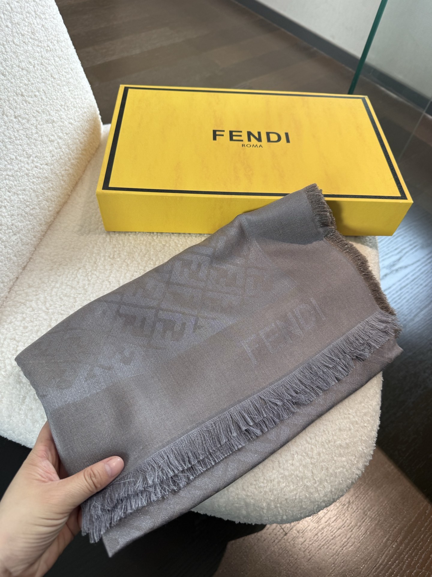 P𝐅𝐞𝐧𝐝𝐢 25新款《FF金银丝提花披肩》双F提花大方巾,专柜新品·双面呈现出华丽的珠光质感,面料柔软 P𝐅𝐞𝐧𝐝𝐢 25新款《FF金银丝提花披肩》双F提花大方巾,专柜新品·双面呈现出华丽的珠光质感,面料柔软
