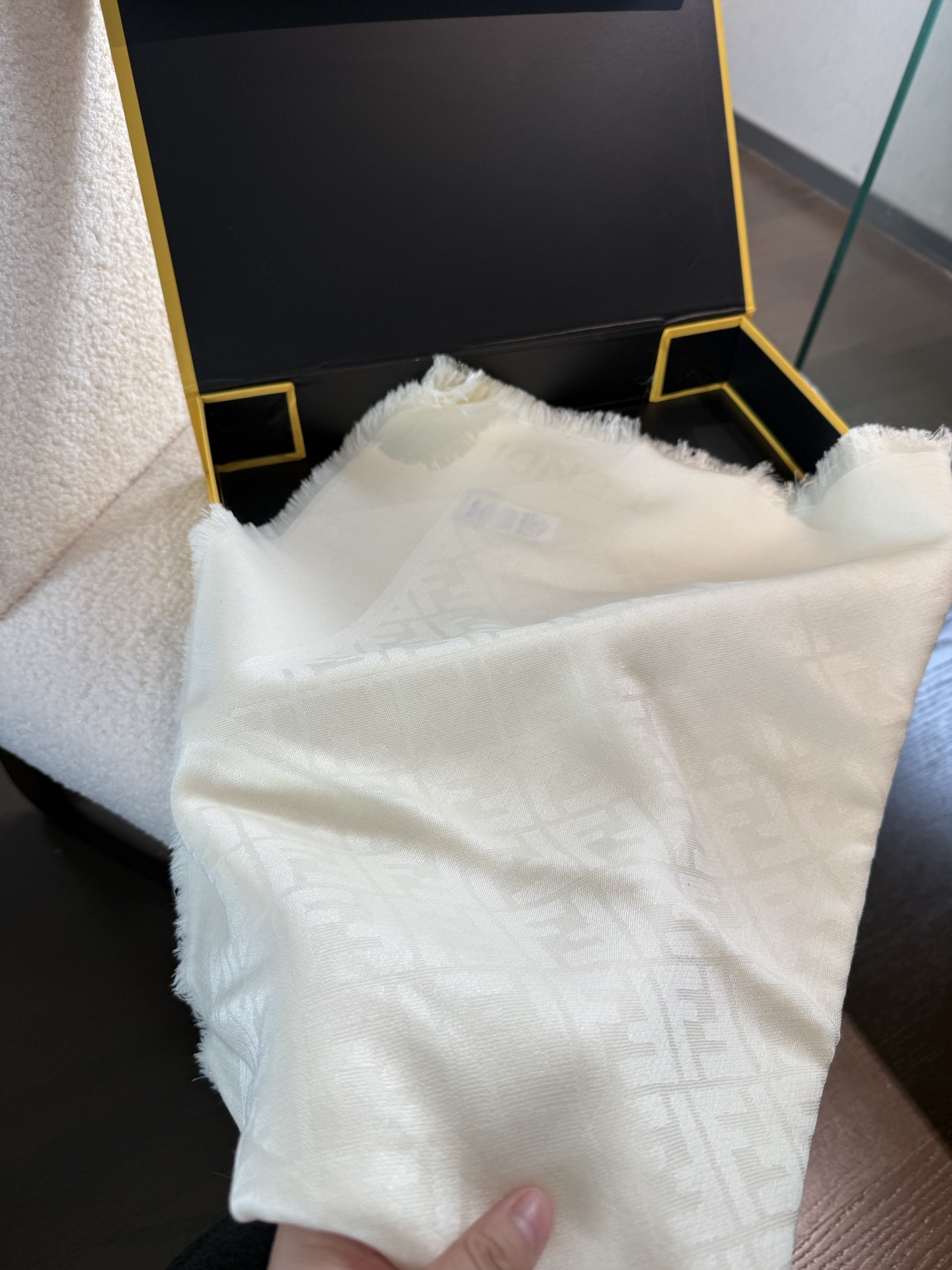 P𝐅𝐞𝐧𝐝𝐢 25新款《FF金银丝提花披肩》双F提花大方巾，专柜新品·双面呈现出华丽的珠光质感，面料柔软
