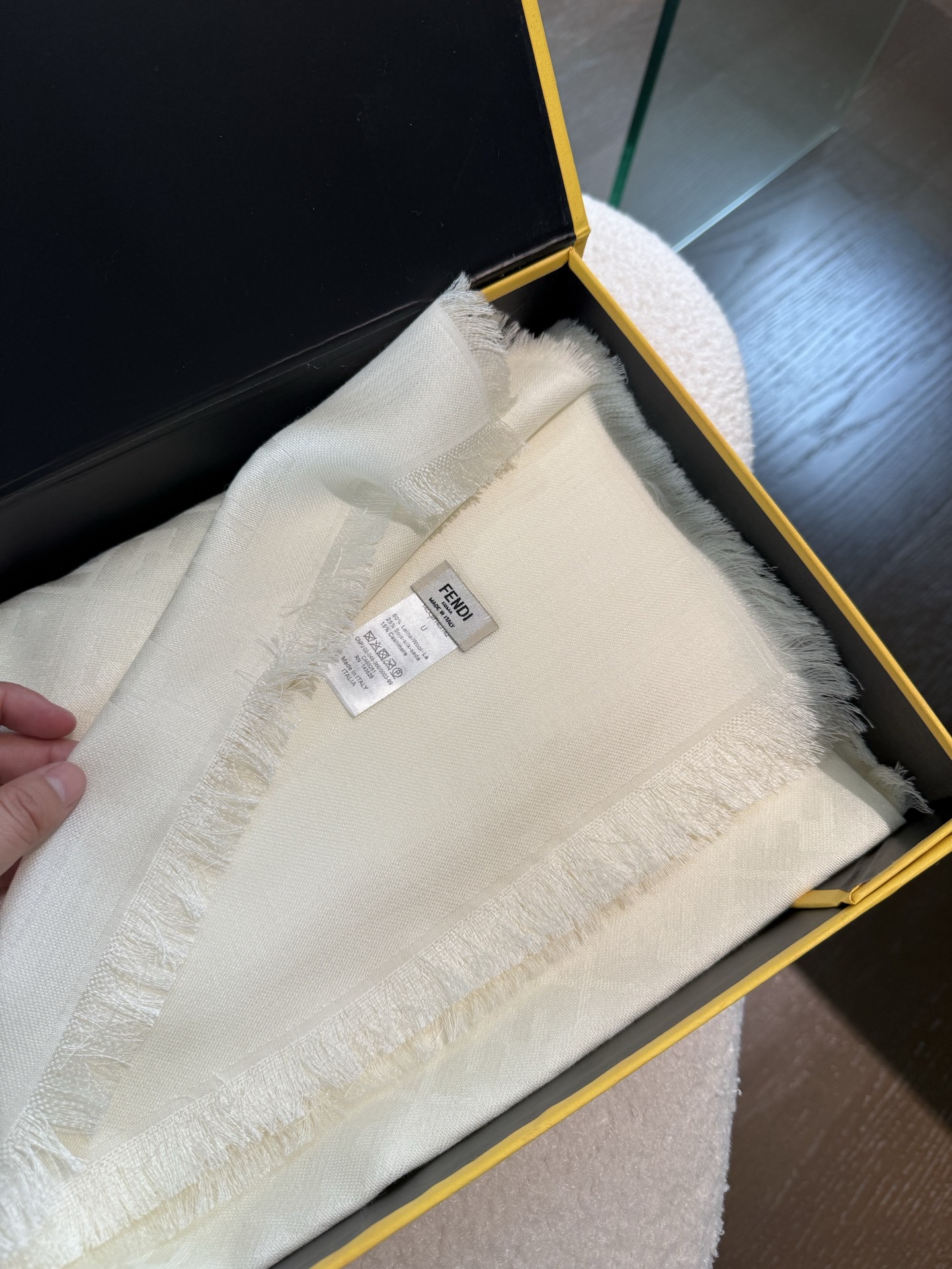 P𝐅𝐞𝐧𝐝𝐢 25新款《FF金银丝提花披肩》双F提花大方巾，专柜新品·双面呈现出华丽的珠光质感，面料柔软
