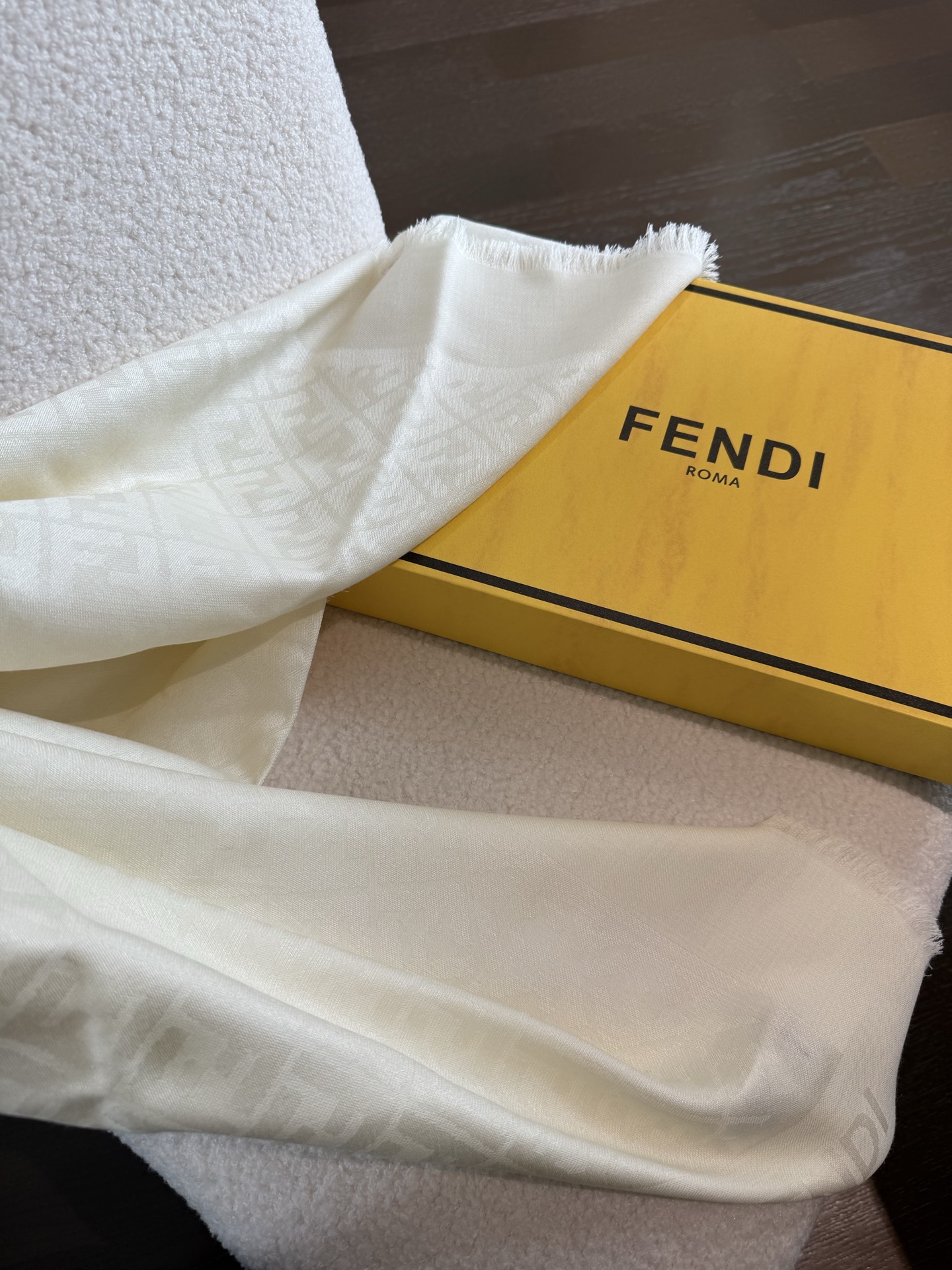 P𝐅𝐞𝐧𝐝𝐢 25新款《FF金银丝提花披肩》双F提花大方巾，专柜新品·双面呈现出华丽的珠光质感，面料柔软