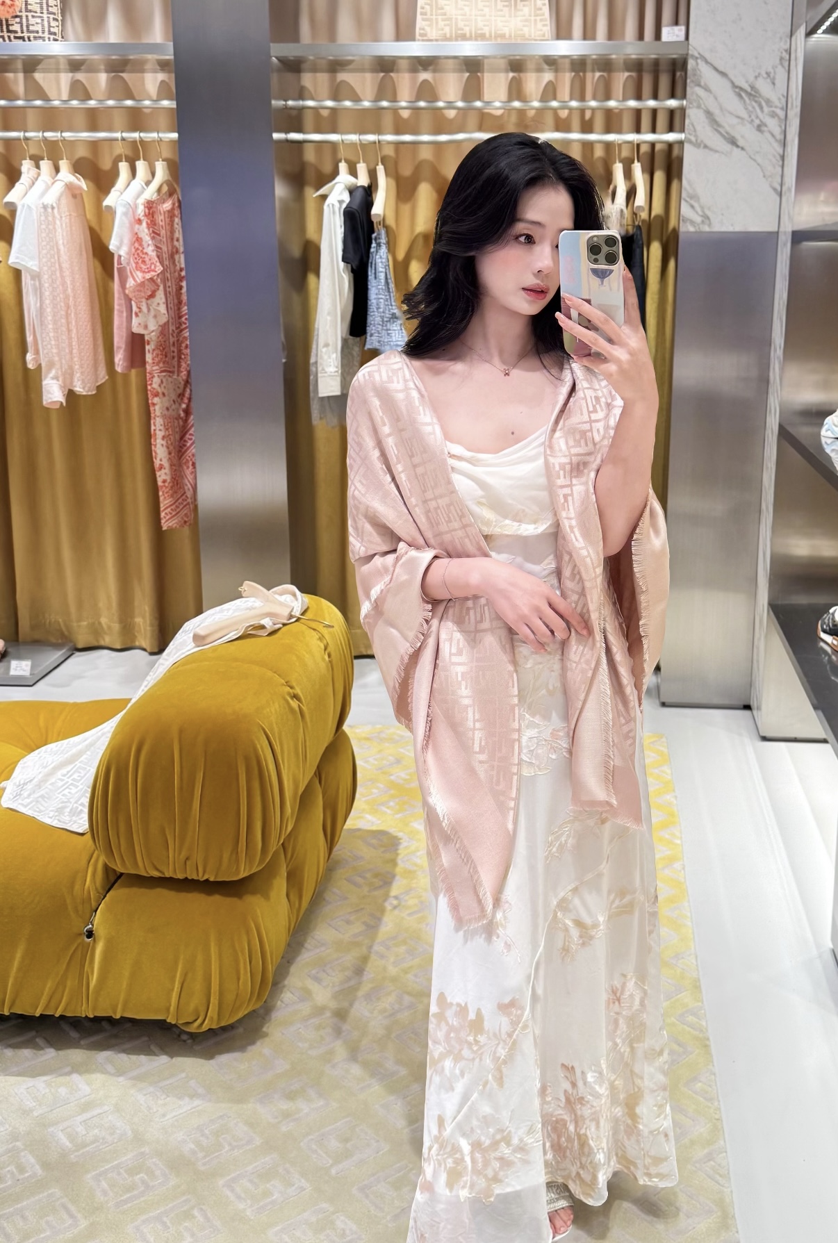 P𝐅𝐞𝐧𝐝𝐢 25新款《FF金银丝提花披肩》双F提花大方巾，专柜新品·双面呈现出华丽的珠光质感，面料柔软