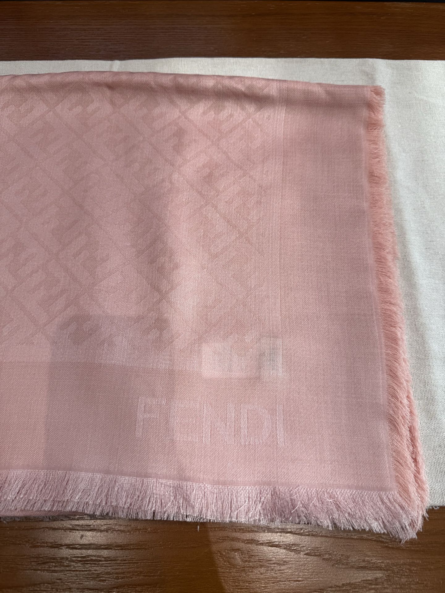 P𝐅𝐞𝐧𝐝𝐢 25新款《FF金银丝提花披肩》双F提花大方巾,专柜新品·双面呈现出华丽的珠光质感,面料柔软 P𝐅𝐞𝐧𝐝𝐢 25新款《FF金银丝提花披肩》双F提花大方巾,专柜新品·双面呈现出华丽的珠光质感,面料柔软