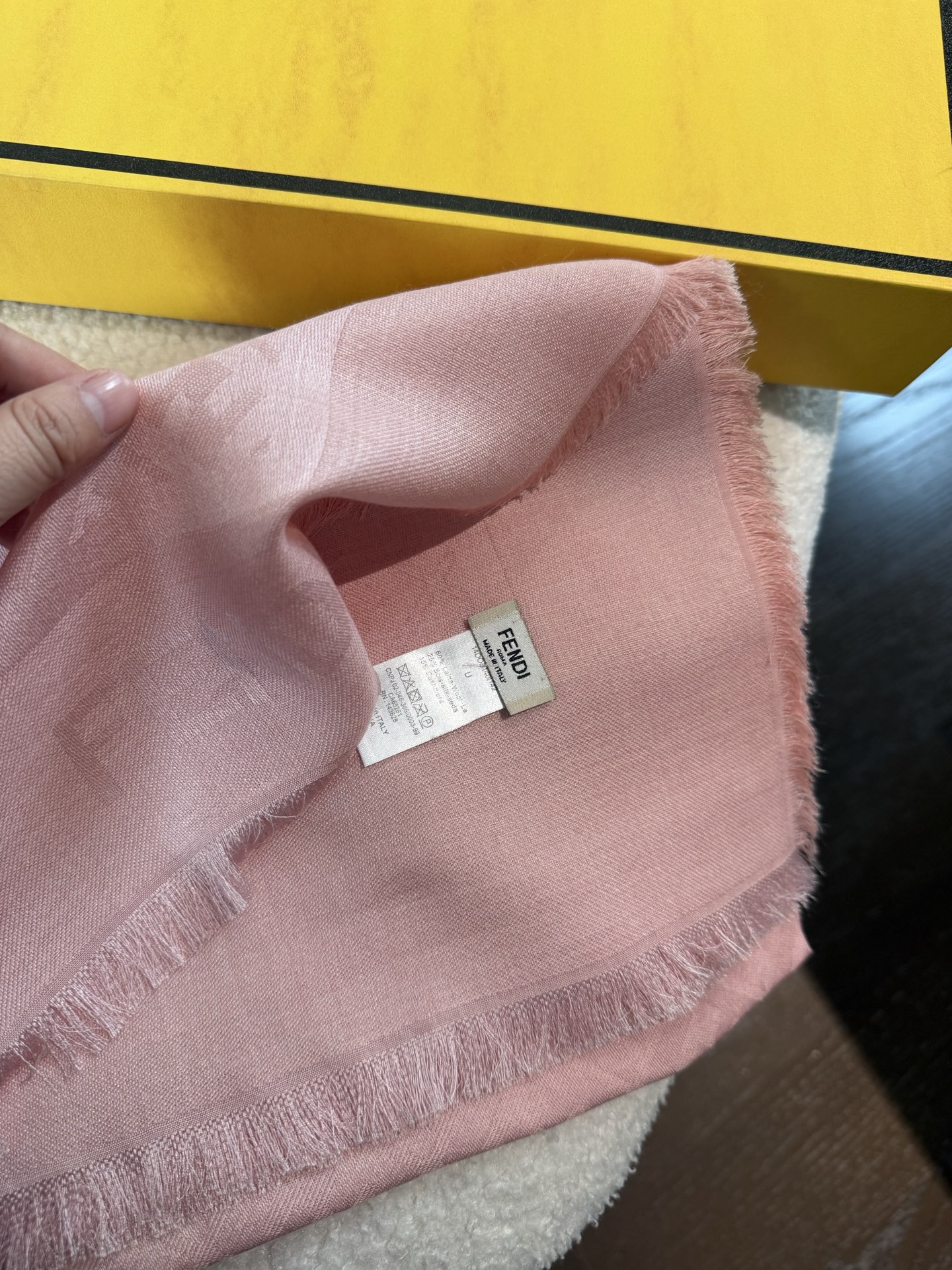 P𝐅𝐞𝐧𝐝𝐢 25新款《FF金银丝提花披肩》双F提花大方巾,专柜新品·双面呈现出华丽的珠光质感,面料柔软 P𝐅𝐞𝐧𝐝𝐢 25新款《FF金银丝提花披肩》双F提花大方巾,专柜新品·双面呈现出华丽的珠光质感,面料柔软