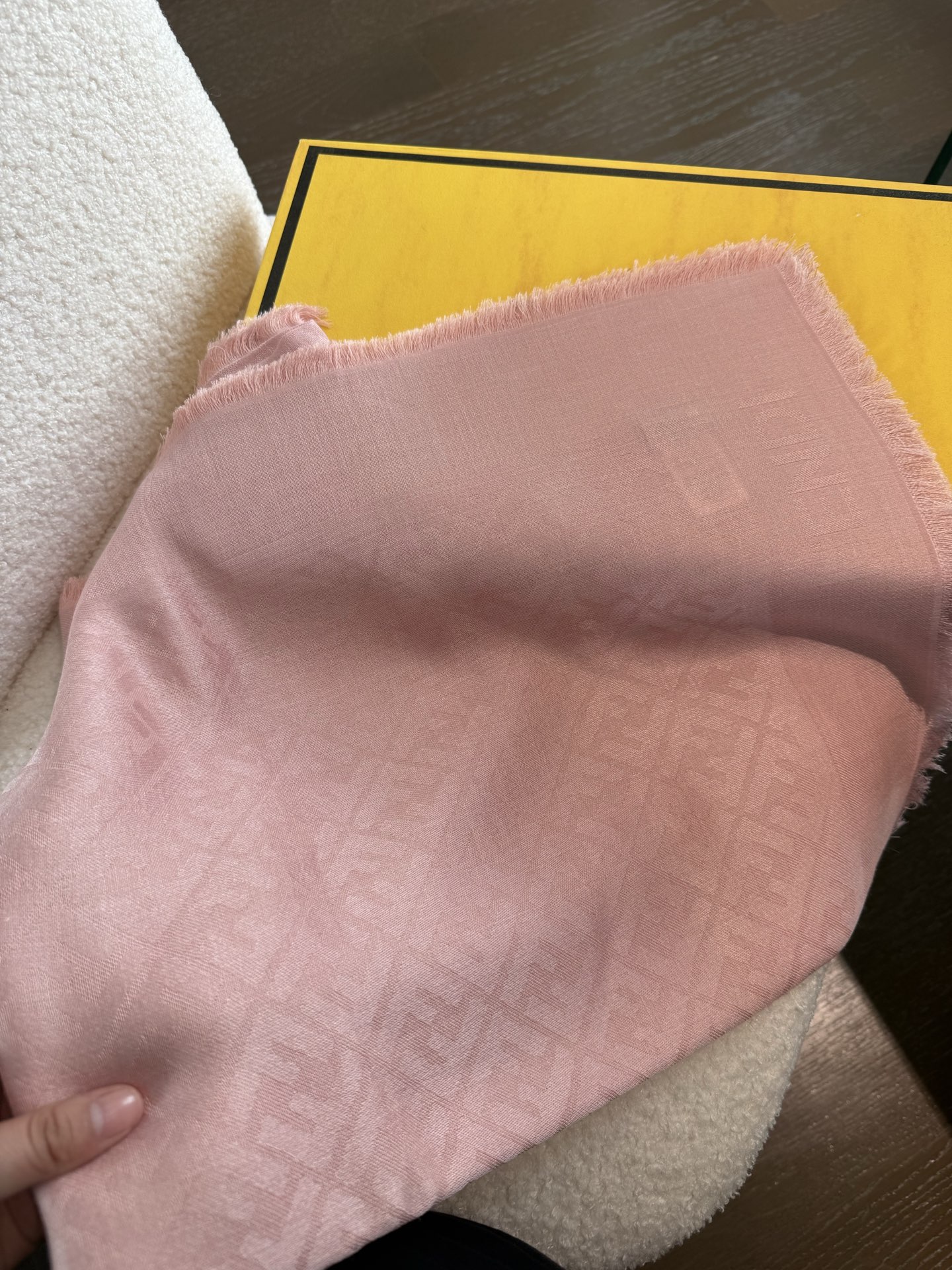 P𝐅𝐞𝐧𝐝𝐢 25新款《FF金银丝提花披肩》双F提花大方巾,专柜新品·双面呈现出华丽的珠光质感,面料柔软 P𝐅𝐞𝐧𝐝𝐢 25新款《FF金银丝提花披肩》双F提花大方巾,专柜新品·双面呈现出华丽的珠光质感,面料柔软