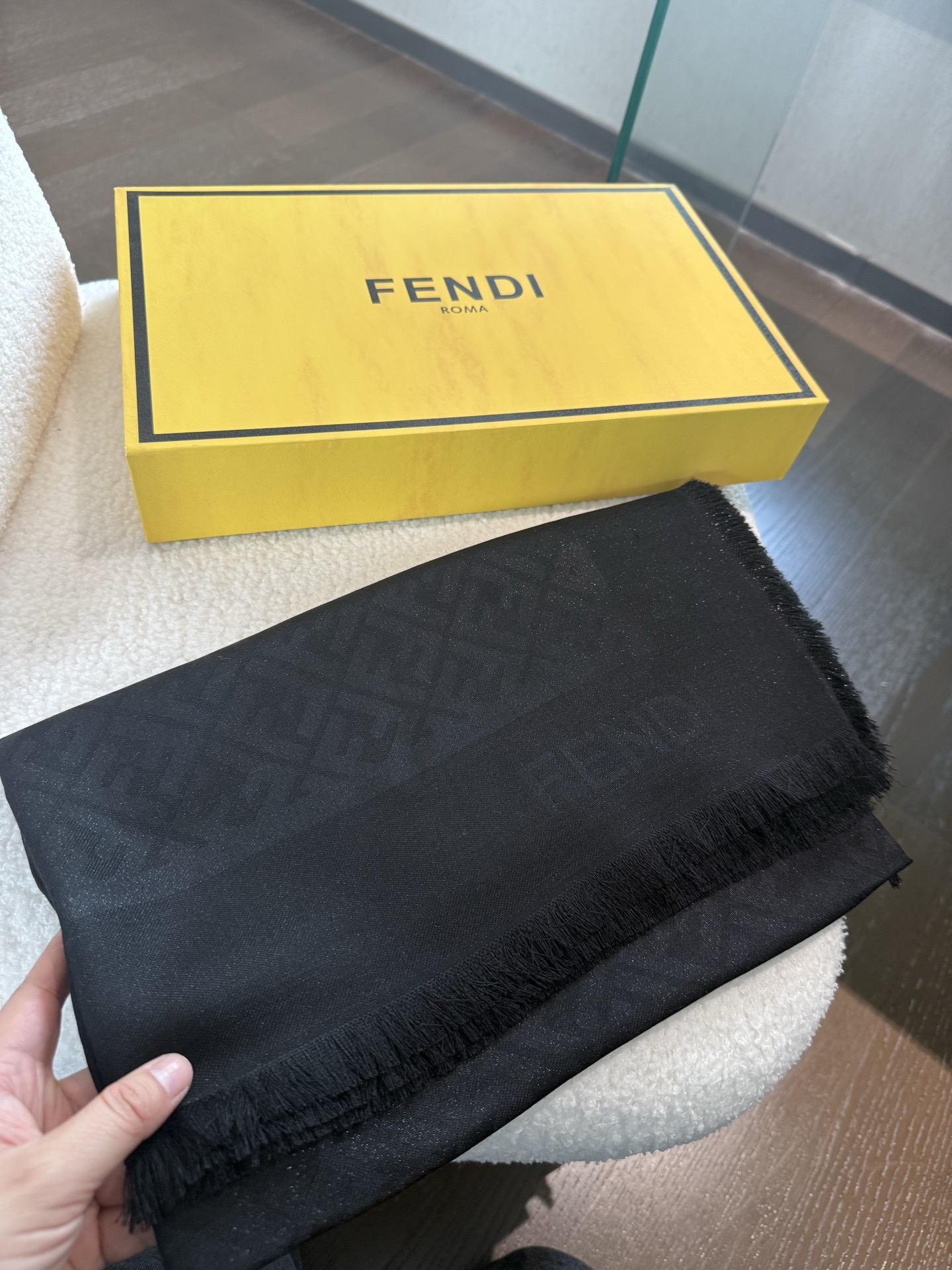 P𝐅𝐞𝐧𝐝𝐢 24新款《FF金银丝提花披肩》双F提花大方巾,专柜新品·双面呈现出华丽的珠光质感,面料柔软 P𝐅𝐞𝐧𝐝𝐢 24新款《FF金银丝提花披肩》双F提花大方巾,专柜新品·双面呈现出华丽的珠光质感,面料柔软
