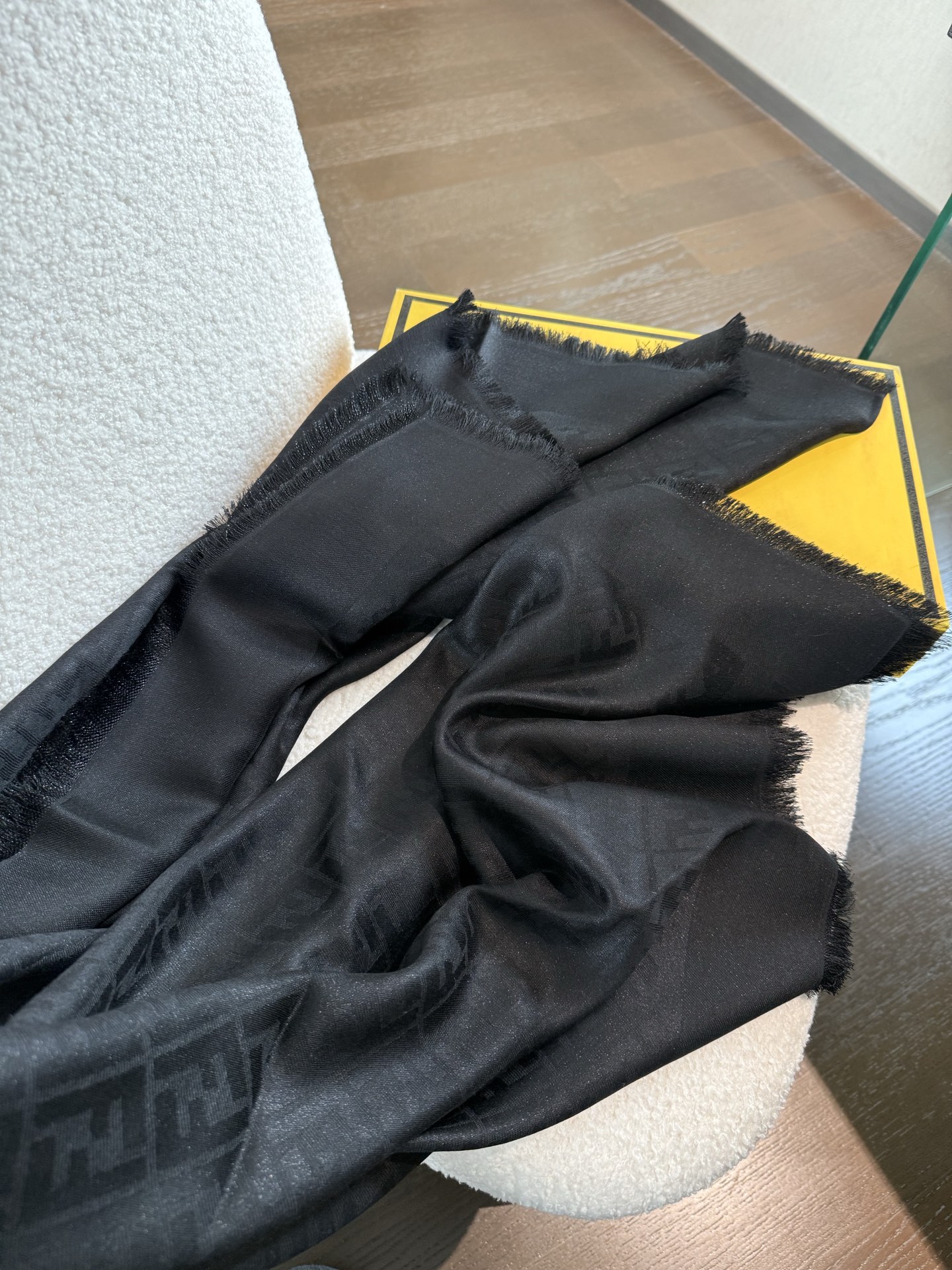 P𝐅𝐞𝐧𝐝𝐢 24新款《FF金银丝提花披肩》双F提花大方巾,专柜新品·双面呈现出华丽的珠光质感,面料柔软 P𝐅𝐞𝐧𝐝𝐢 24新款《FF金银丝提花披肩》双F提花大方巾,专柜新品·双面呈现出华丽的珠光质感,面料柔软
