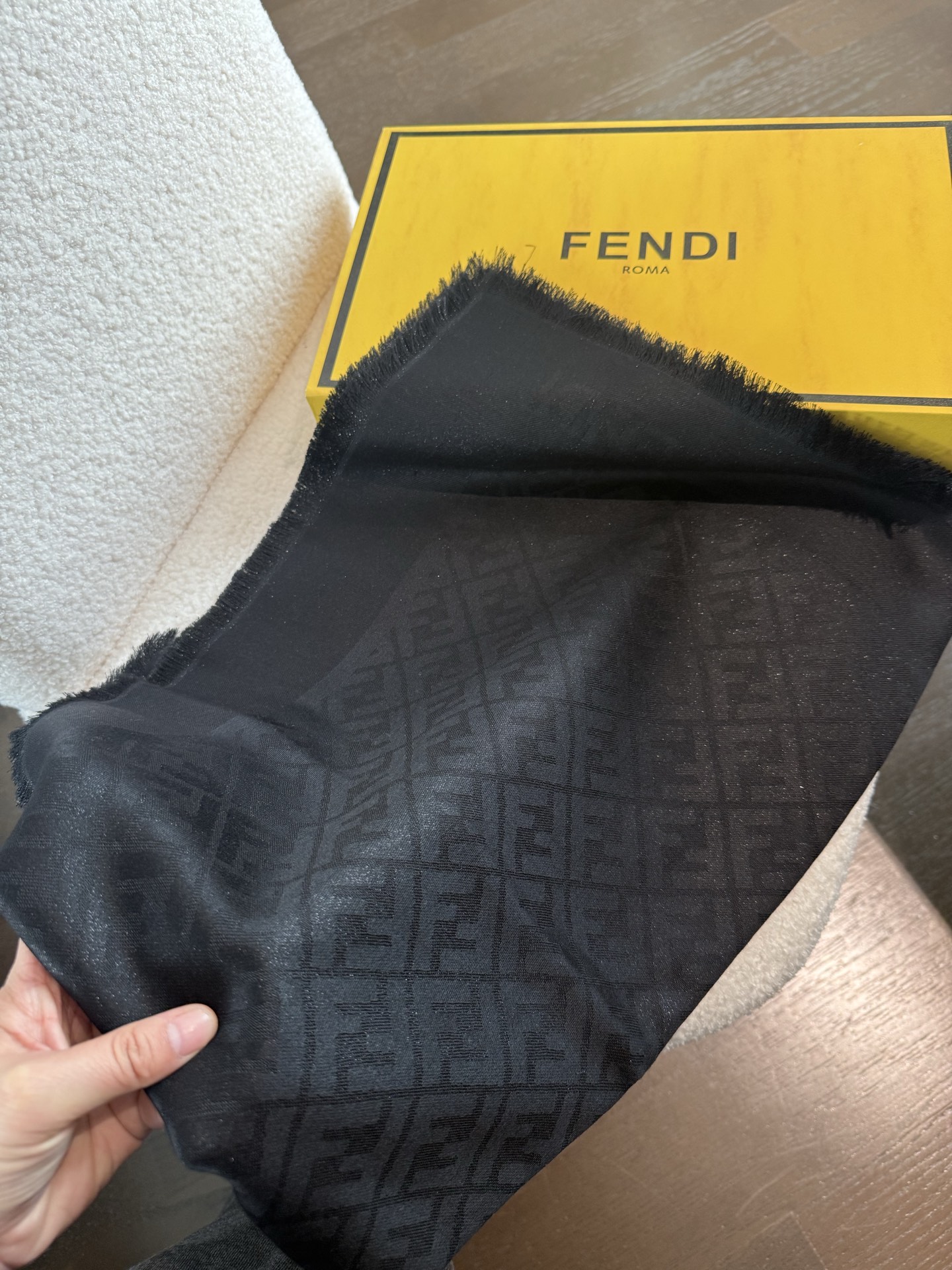P𝐅𝐞𝐧𝐝𝐢 24新款《FF金银丝提花披肩》双F提花大方巾,专柜新品·双面呈现出华丽的珠光质感,面料柔软 P𝐅𝐞𝐧𝐝𝐢 24新款《FF金银丝提花披肩》双F提花大方巾,专柜新品·双面呈现出华丽的珠光质感,面料柔软
