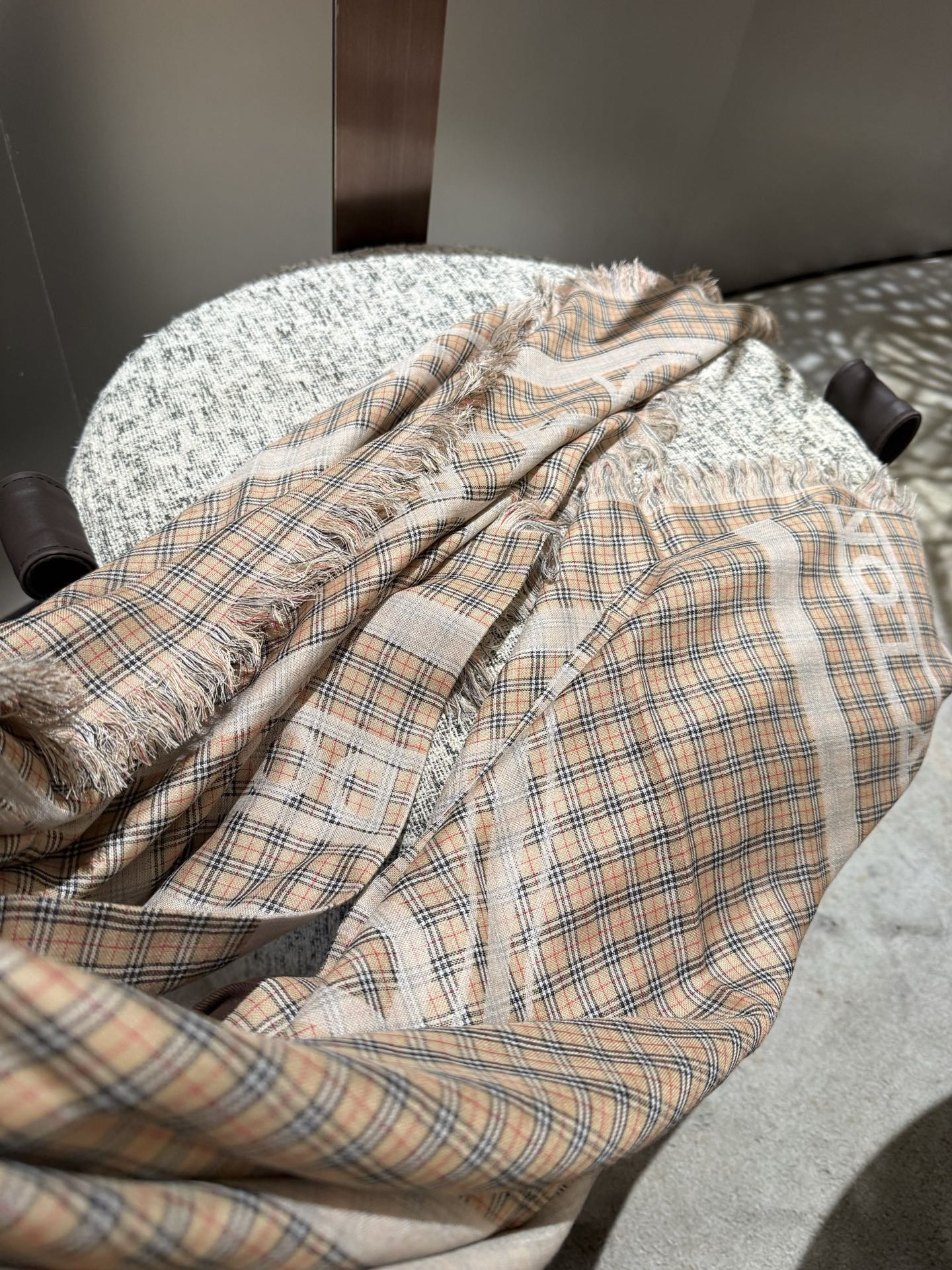 P   Burberry 25年秋冬 英国专柜款～～久违了的巴宝莉提花方巾～～～130*130小巧，轻便