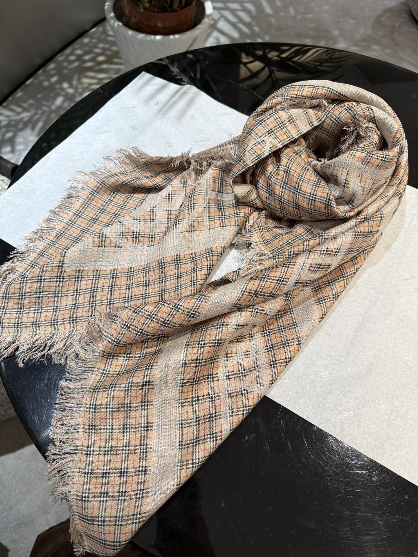 P   Burberry 25年秋冬 英国专柜款～～久违了的巴宝莉提花方巾～～～130*130小巧，轻便