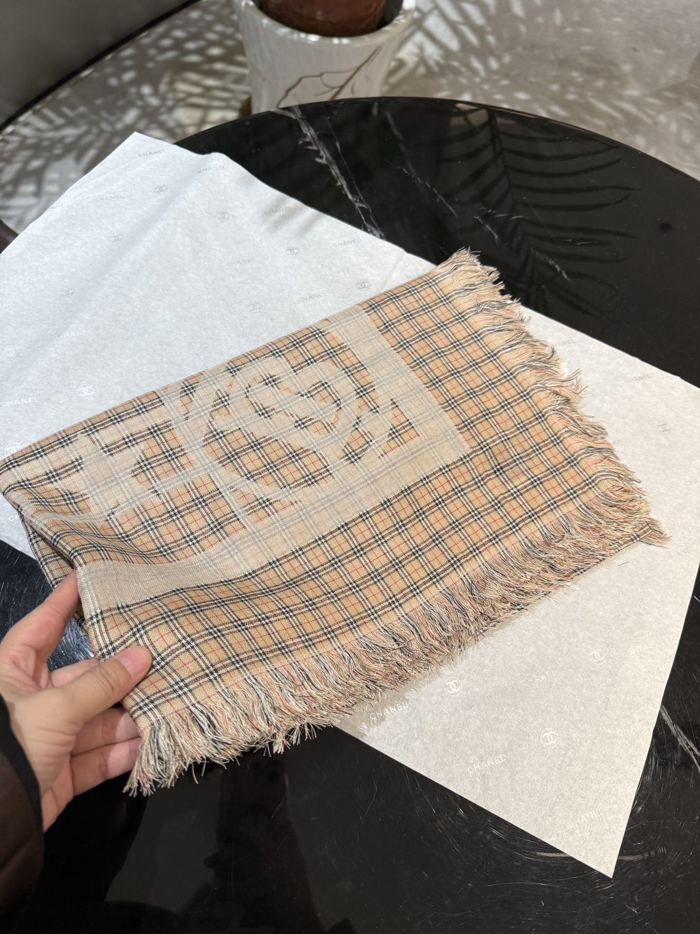 P   Burberry 25年秋冬 英国专柜款～～久违了的巴宝莉提花方巾～～～130*130小巧，轻便