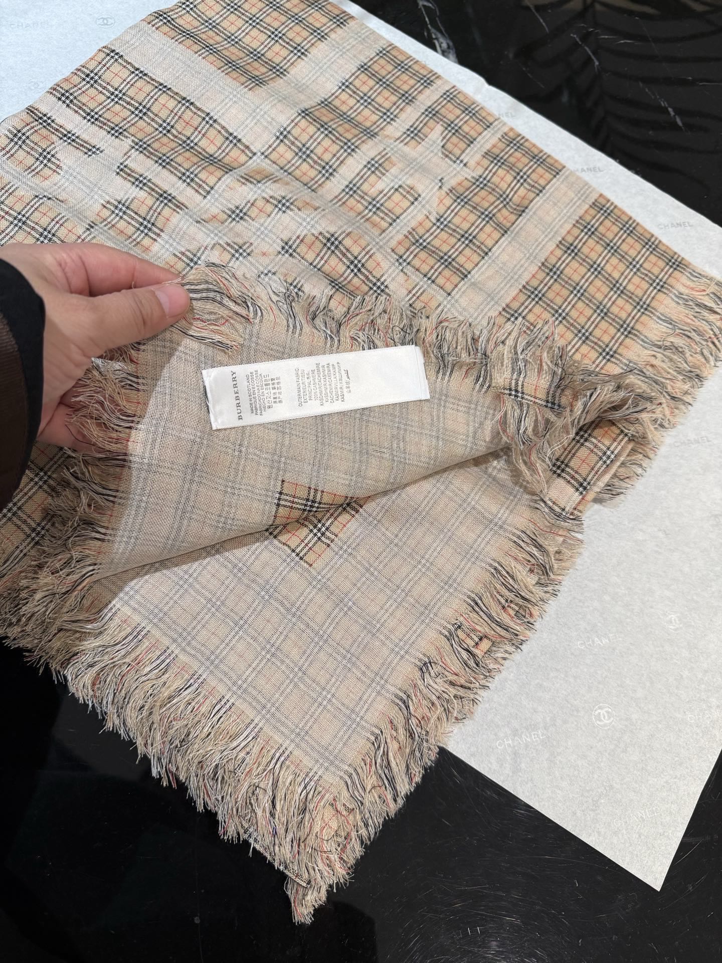 P   Burberry 25年秋冬 英国专柜款～～久违了的巴宝莉提花方巾～～～130*130小巧，轻便