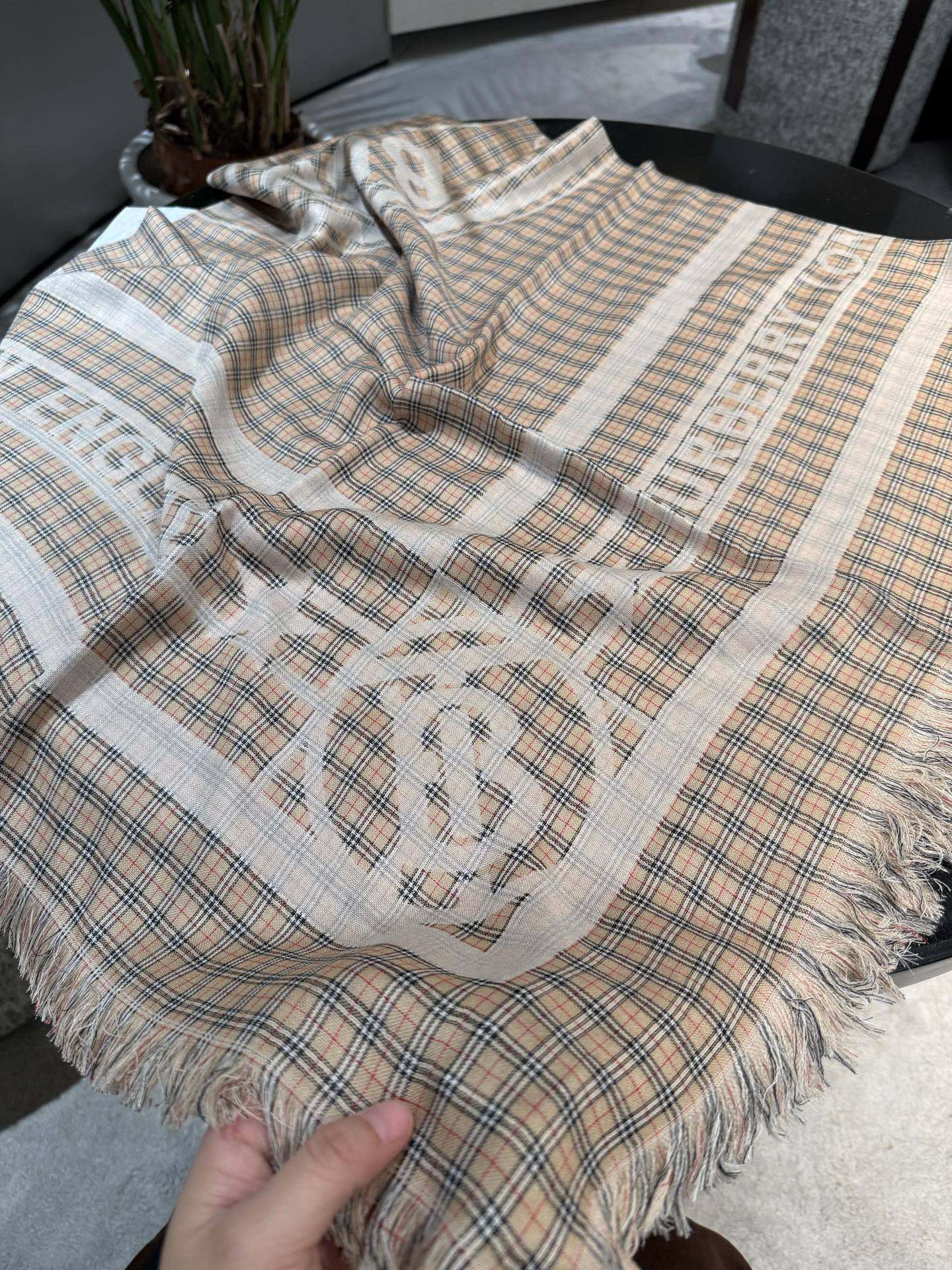 P   Burberry 25年秋冬 英国专柜款～～久违了的巴宝莉提花方巾～～～130*130小巧，轻便