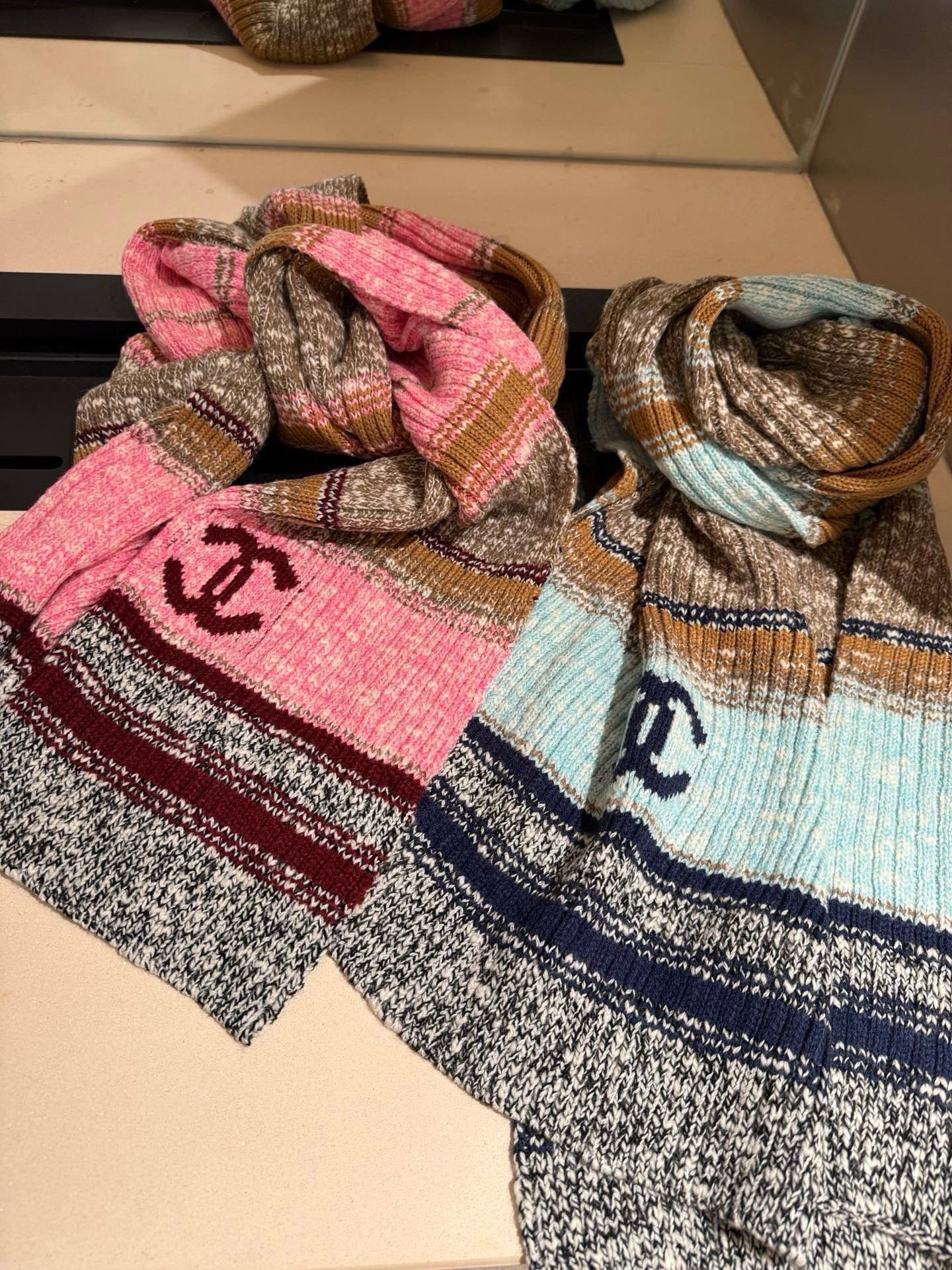 P王炸🔥 CHANEL 25B针织羊绒围巾，经典双C标志，米白配黑边、黑配粉边，深灰配米灰，配色高级又时
