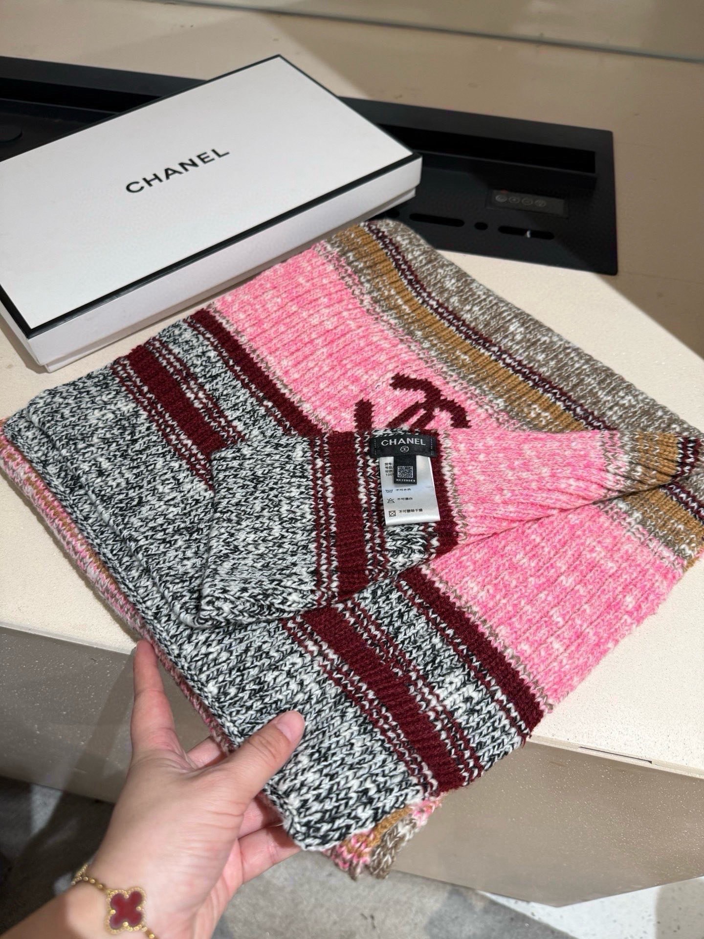 P王炸🔥 CHANEL 25B针织羊绒围巾，经典双C标志，米白配黑边、黑配粉边，深灰配米灰，配色高级又时