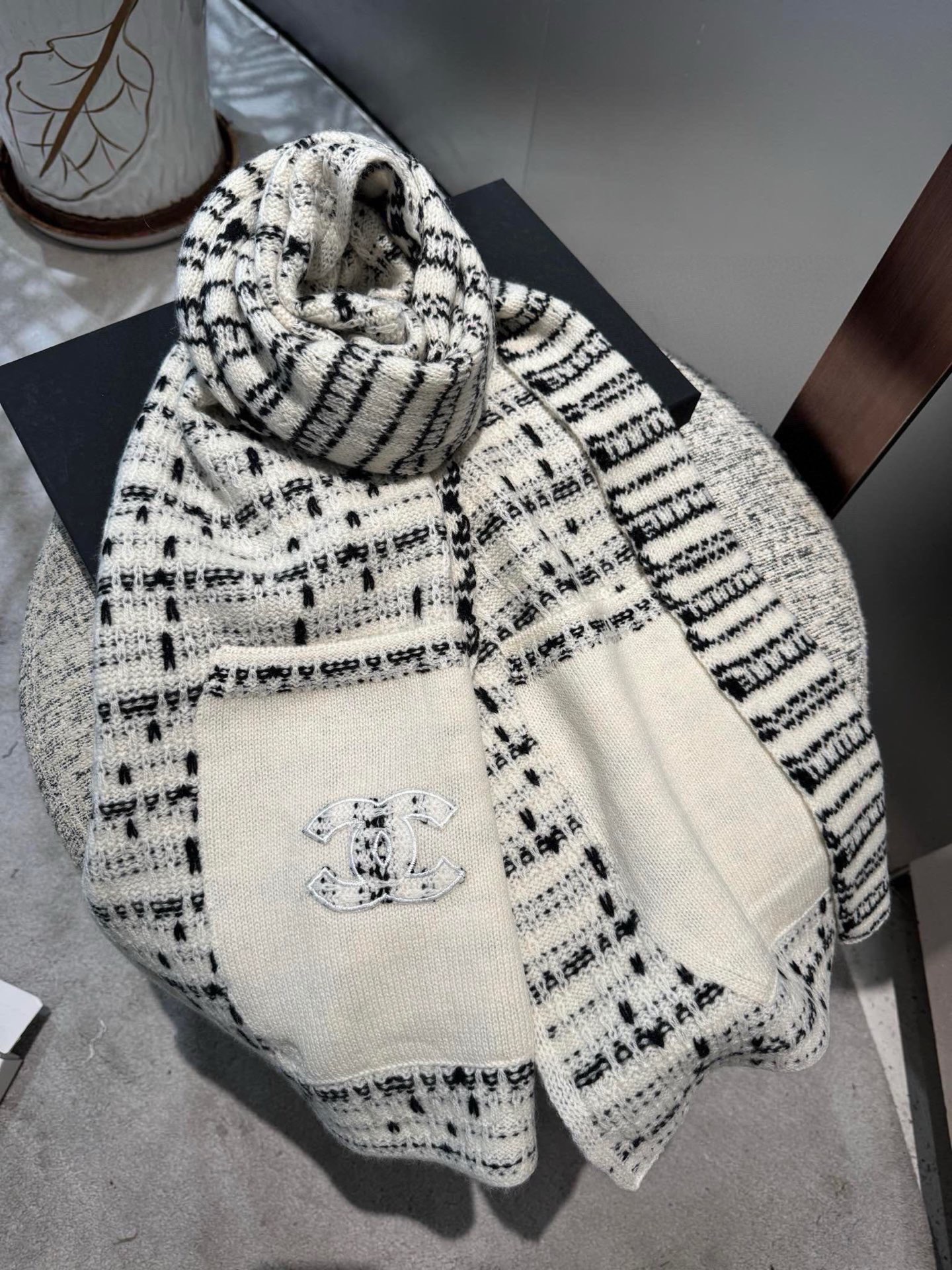 P香奈儿带口袋针织围巾🧣直跺脚地喜欢！高级又带点时髦的趣味！！当之无愧最主打的秋冬系列~ 冬日给我们自信