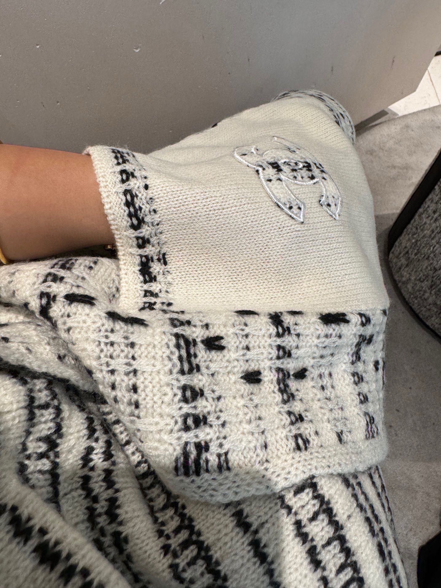 P香奈儿带口袋针织围巾🧣直跺脚地喜欢！高级又带点时髦的趣味！！当之无愧最主打的秋冬系列~ 冬日给我们自信