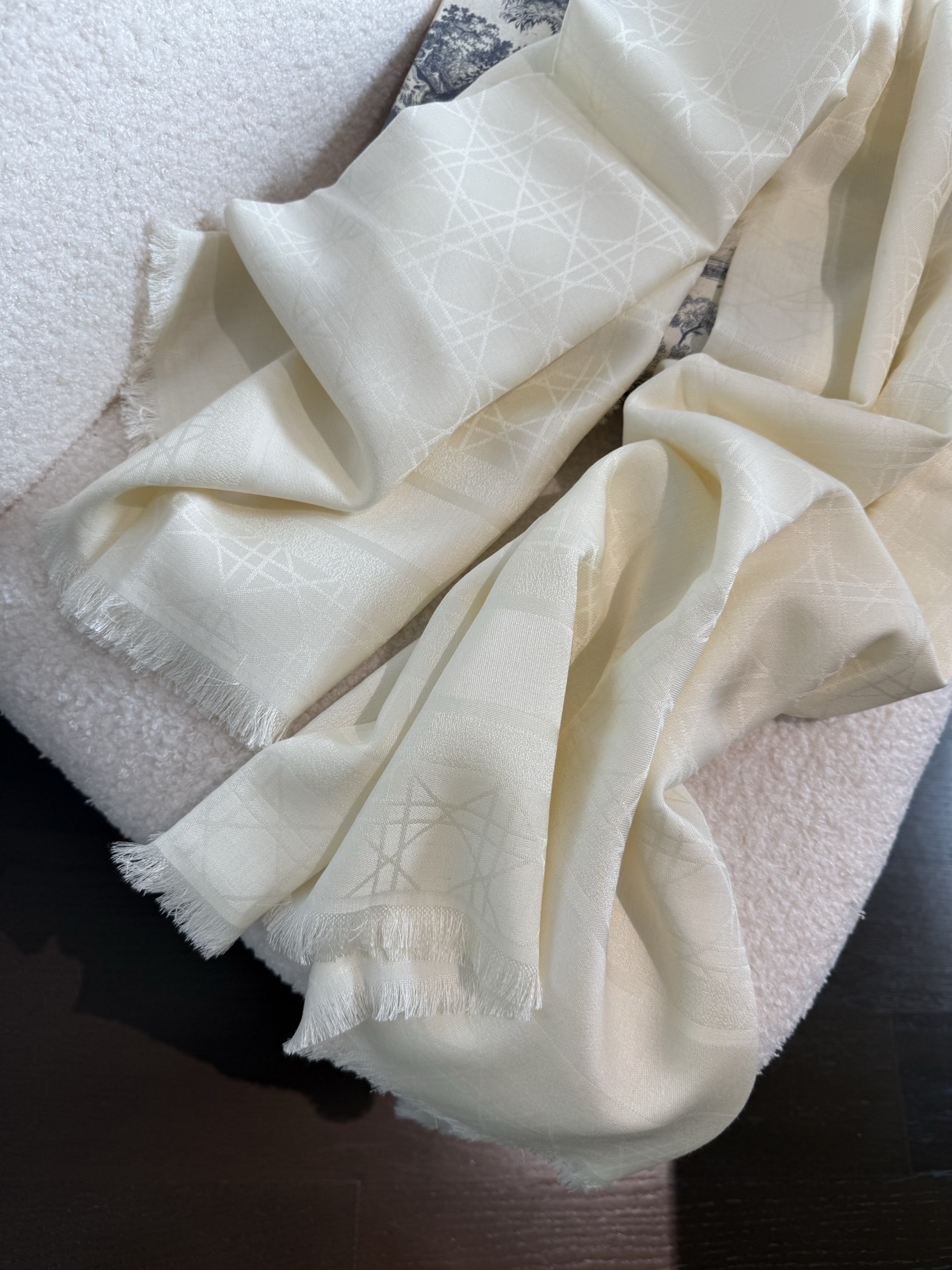 PDior26新款《金银丝提花披肩》 双F提花大方巾,专柜新品·双面呈现出华丽的珠光质感,面料柔软薄厚适中,出游必备呀! PDior26新款《金银丝提花披肩》 双F提花大方巾,专柜新品·双面呈现出华丽的珠光质感,面料柔软薄厚适中,出游必备呀!