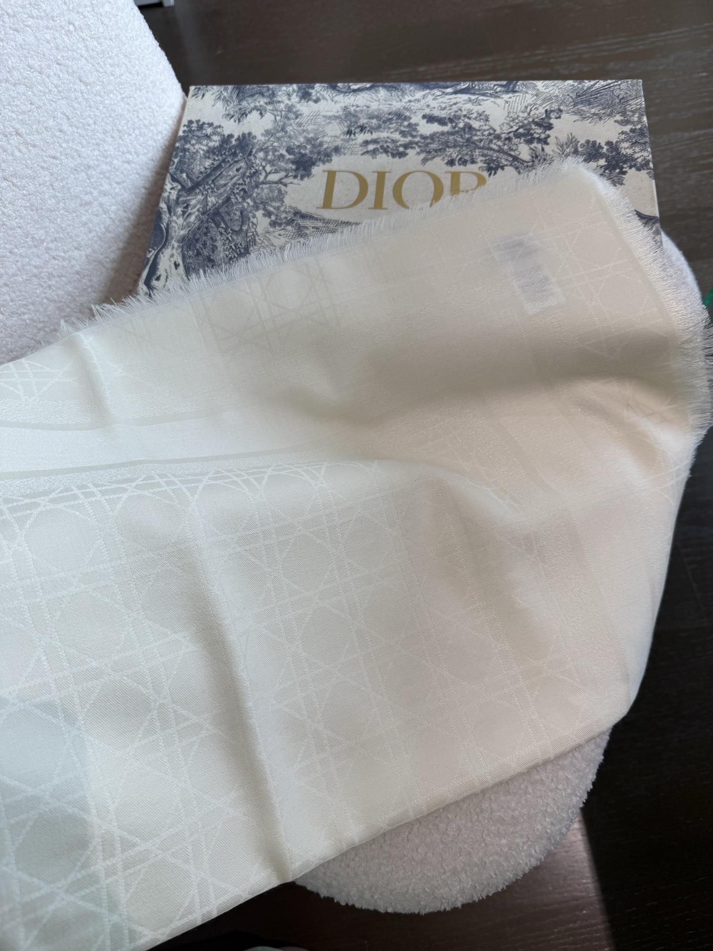 PDior26新款《金银丝提花披肩》 双F提花大方巾,专柜新品·双面呈现出华丽的珠光质感,面料柔软薄厚适中,出游必备呀! PDior26新款《金银丝提花披肩》 双F提花大方巾,专柜新品·双面呈现出华丽的珠光质感,面料柔软薄厚适中,出游必备呀!