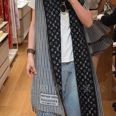 P【新款献礼】🎉 Louis Vuitton 渠道独家特供大驴专柜款限定系列羊绒围巾,一面条纹一面老花,经典百搭😎本年度 P【新款献礼】🎉 Louis Vuitton 渠道独家特供大驴专柜款限定系列羊绒围巾,一面条纹一面老花,经典百搭😎本年度