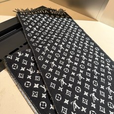 P【新款献礼】🎉 Louis Vuitton 渠道独家特供大驴专柜款限定系列羊绒围巾,一面条纹一面老花,经典百搭😎本年度 P【新款献礼】🎉 Louis Vuitton 渠道独家特供大驴专柜款限定系列羊绒围巾,一面条纹一面老花,经典百搭😎本年度