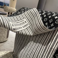 P【新款献礼】🎉 Louis Vuitton 渠道独家特供大驴专柜款限定系列羊绒围巾,一面条纹一面老花,经典百搭😎本年度 P【新款献礼】🎉 Louis Vuitton 渠道独家特供大驴专柜款限定系列羊绒围巾,一面条纹一面老花,经典百搭😎本年度