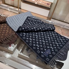 P【新款献礼】🎉 Louis Vuitton 渠道独家特供大驴专柜款限定系列羊绒围巾,一面条纹一面老花,经典百搭😎本年度 P【新款献礼】🎉 Louis Vuitton 渠道独家特供大驴专柜款限定系列羊绒围巾,一面条纹一面老花,经典百搭😎本年度