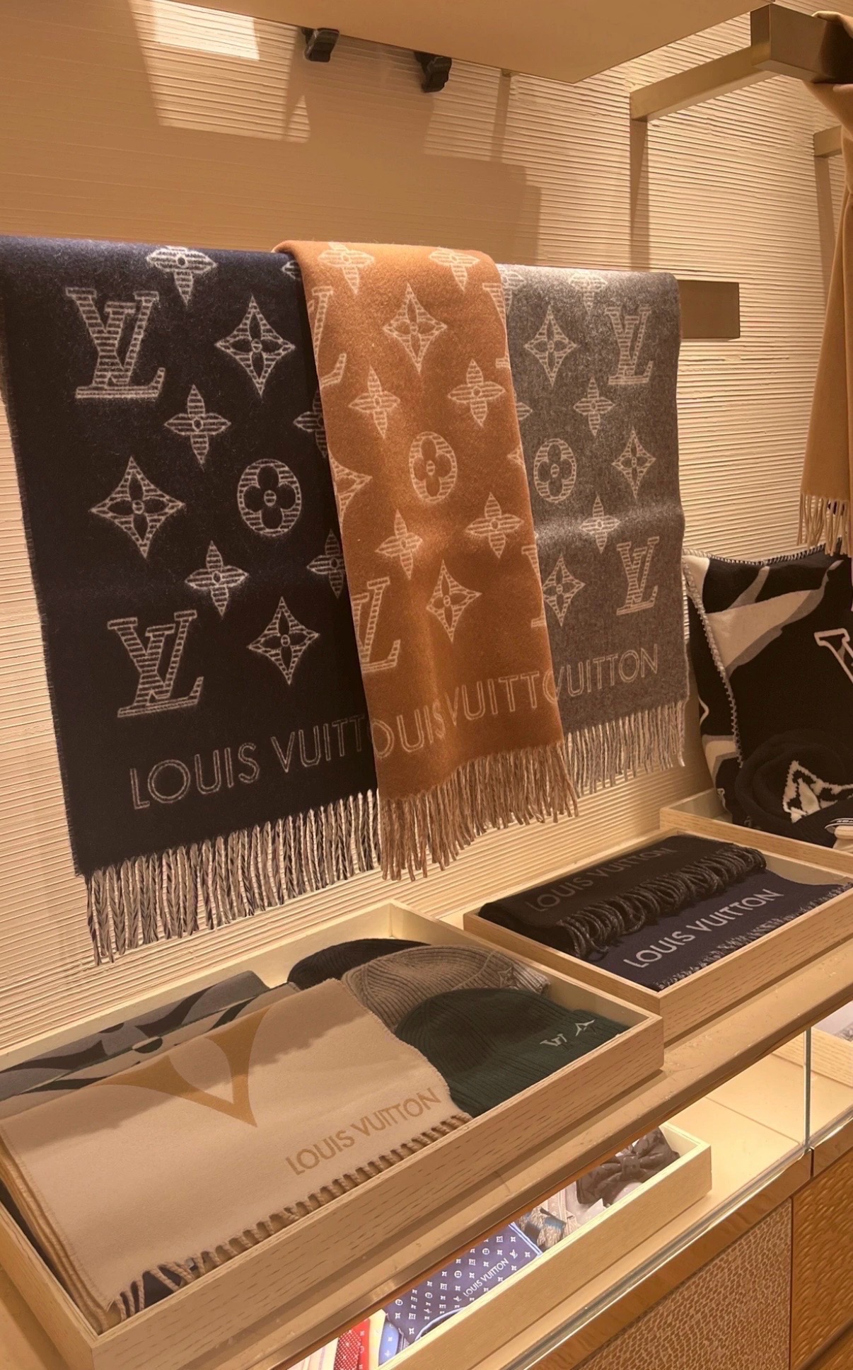 PLV (路易威登)Essential Shine 围巾将金属纤维织入 Monogram 图案,呈现若有若无的熠熠光泽, PLV (路易威登)Essential Shine 围巾将金属纤维织入 Monogram 图案,呈现若有若无的熠熠光泽,