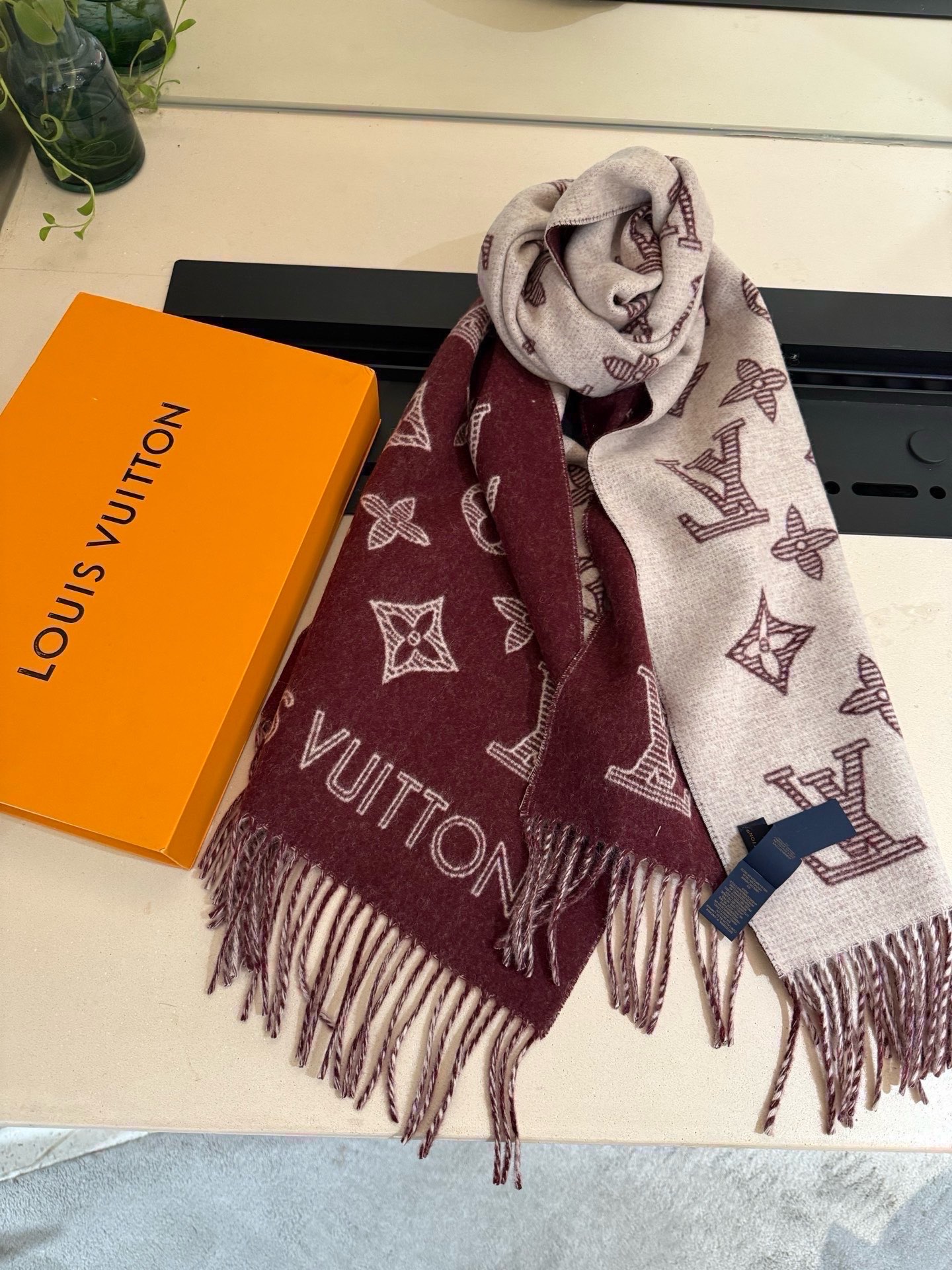 PLV (路易威登)Essential Shine 围巾将金属纤维织入 Monogram 图案,呈现若有若无的熠熠光泽, PLV (路易威登)Essential Shine 围巾将金属纤维织入 Monogram 图案,呈现若有若无的熠熠光泽,