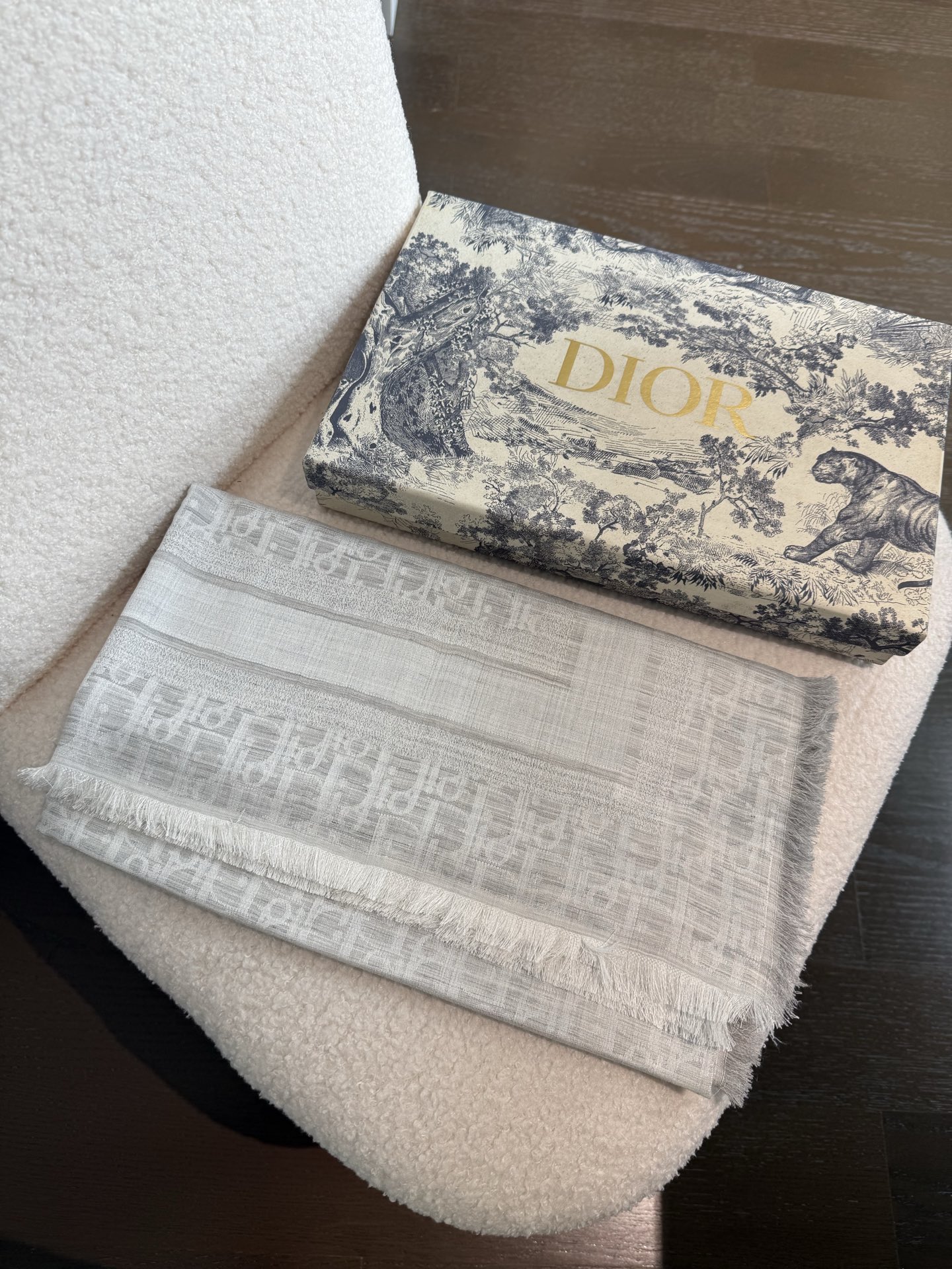 P高版本😈Dior披肩❤️经典方巾字母👍搭配丝毛混纺的华美质感，与成衣和配饰系列单品搭配相宜。 尺寸：140 x 140