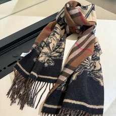 PBurberry 匠心巨作🔥· 经典大格双面提花羊绒围巾👍完全等于2条围巾‼️品牌首席创意总监Riccardo Tis PBurberry 匠心巨作🔥· 经典大格双面提花羊绒围巾👍完全等于2条围巾‼️品牌首席创意总监Riccardo Tis