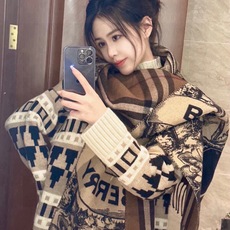 PBurberry 匠心巨作🔥· 经典大格双面提花羊绒围巾👍完全等于2条围巾‼️品牌首席创意总监Riccardo Tis PBurberry 匠心巨作🔥· 经典大格双面提花羊绒围巾👍完全等于2条围巾‼️品牌首席创意总监Riccardo Tis