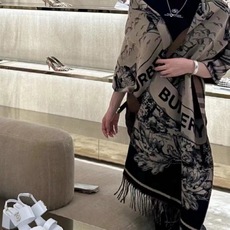 PBurberry 匠心巨作🔥· 经典大格双面提花羊绒围巾👍完全等于2条围巾‼️品牌首席创意总监Riccardo Tis PBurberry 匠心巨作🔥· 经典大格双面提花羊绒围巾👍完全等于2条围巾‼️品牌首席创意总监Riccardo Tis