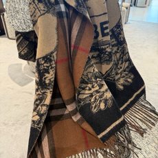 PBurberry 匠心巨作🔥· 经典大格双面提花羊绒围巾👍完全等于2条围巾‼️品牌首席创意总监Riccardo Tis PBurberry 匠心巨作🔥· 经典大格双面提花羊绒围巾👍完全等于2条围巾‼️品牌首席创意总监Riccardo Tis