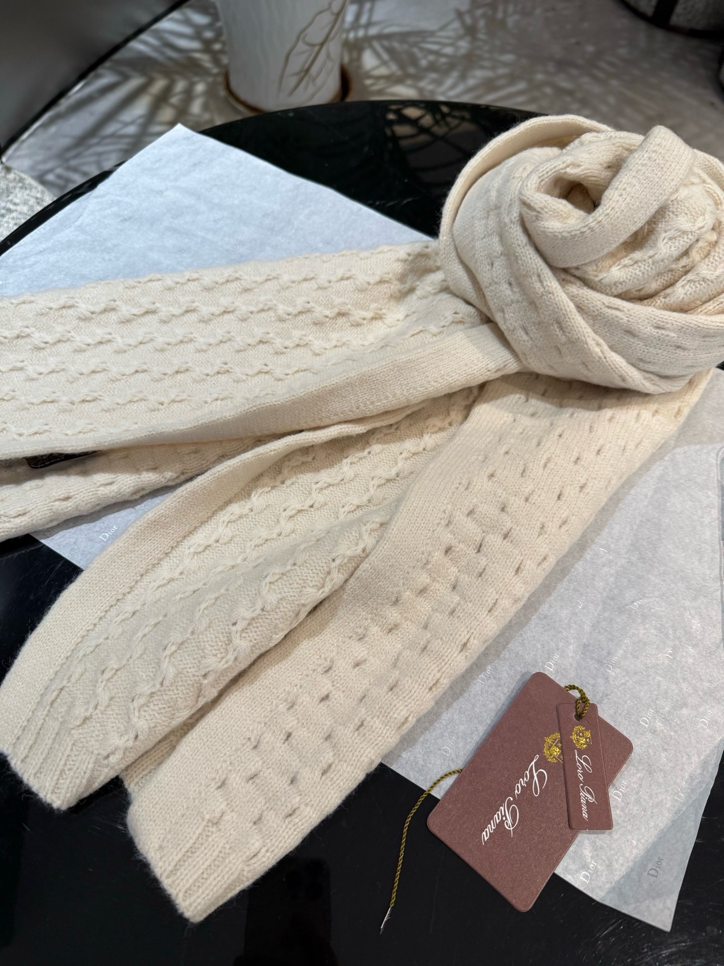 【LP臻品】 全新上市，甄选顶级羊绒面料， 触感细腻如云。重工匠心独运， 以精湛手工针织工艺，融入典雅串绳细节，勾勒出品
