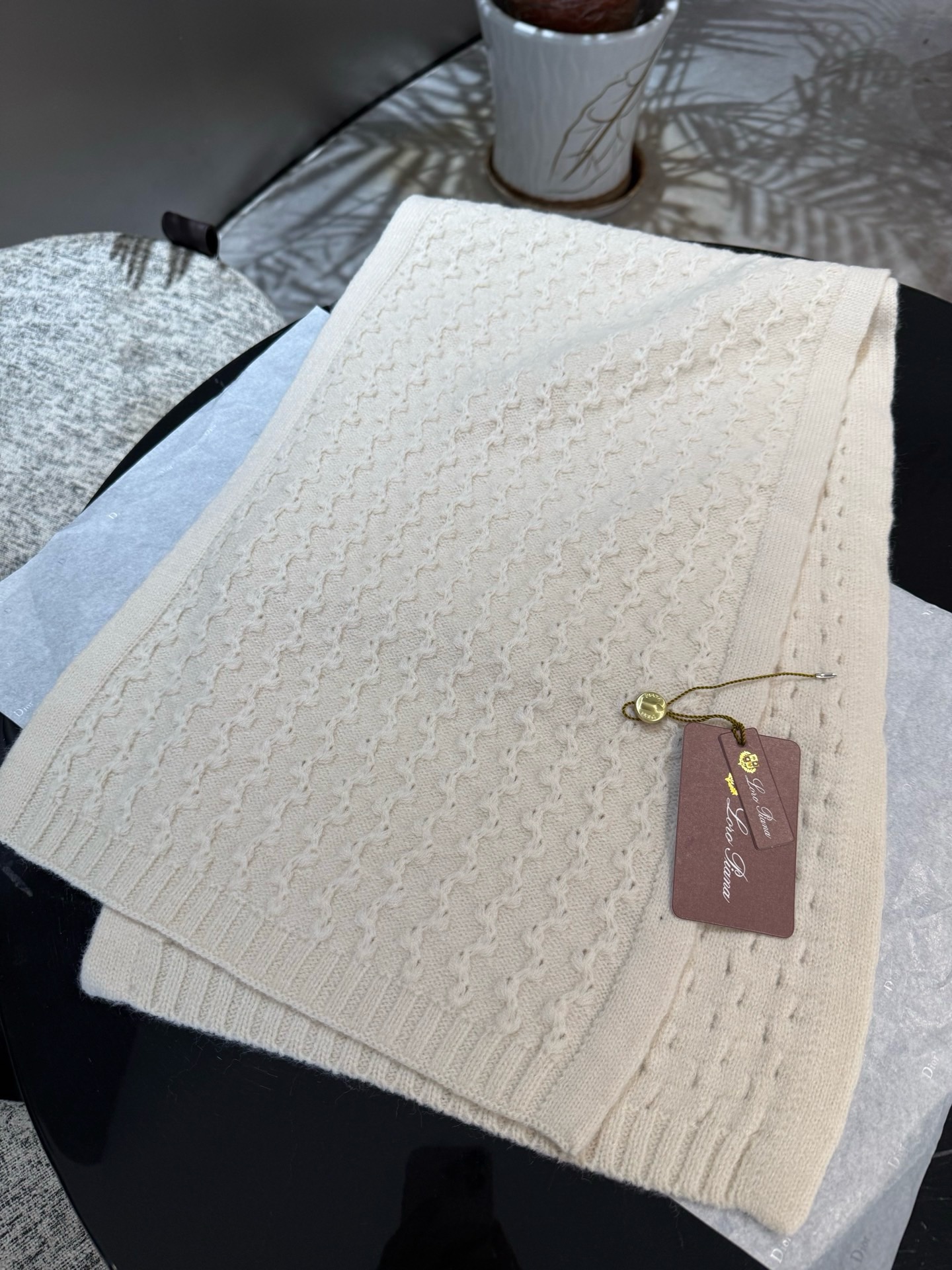 【LP臻品】 全新上市，甄选顶级羊绒面料， 触感细腻如云。重工匠心独运， 以精湛手工针织工艺，融入典雅串绳细节，勾勒出品
