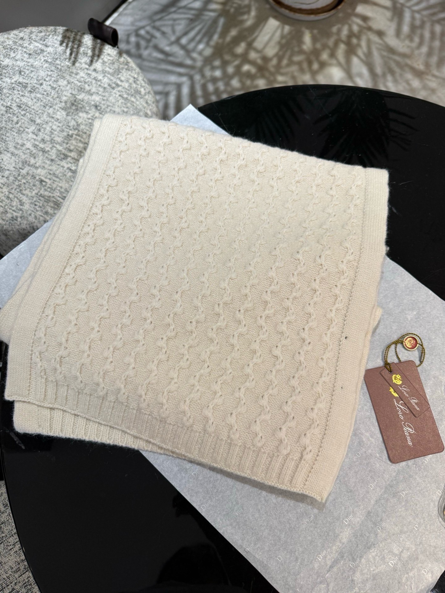 【LP臻品】 全新上市，甄选顶级羊绒面料， 触感细腻如云。重工匠心独运， 以精湛手工针织工艺，融入典雅串绳细节，勾勒出品