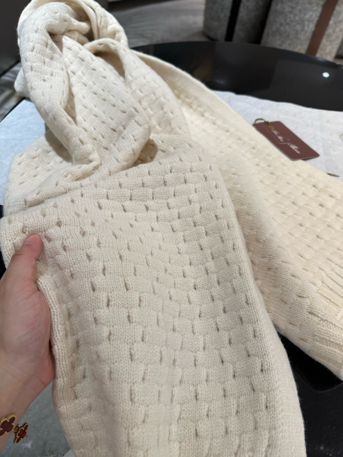 【LP臻品】 全新上市，甄选顶级羊绒面料， 触感细腻如云。重工匠心独运， 以精湛手工针织工艺，融入典雅串绳细节，勾勒出品