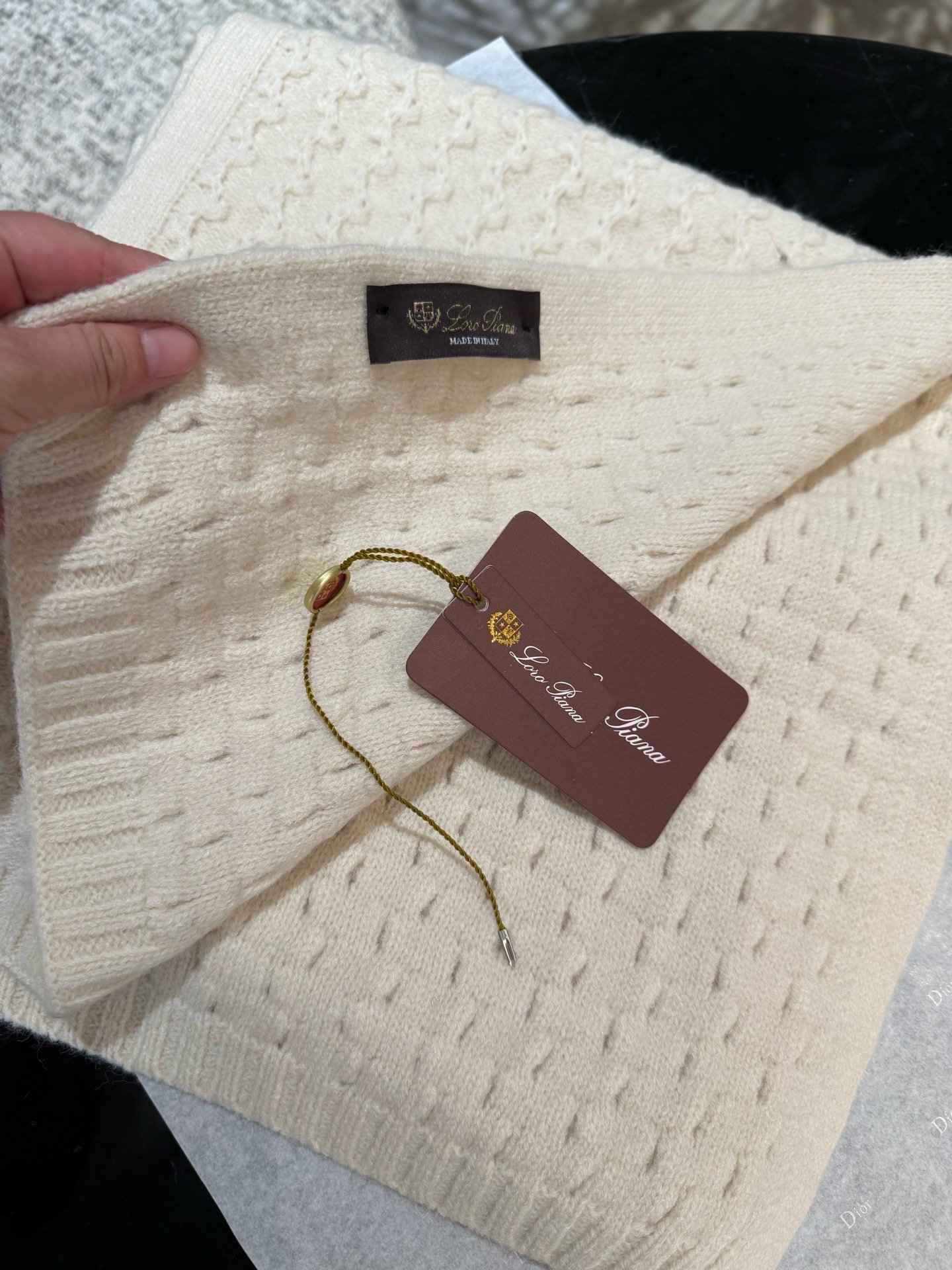 【LP臻品】 全新上市，甄选顶级羊绒面料， 触感细腻如云。重工匠心独运， 以精湛手工针织工艺，融入典雅串绳细节，勾勒出品