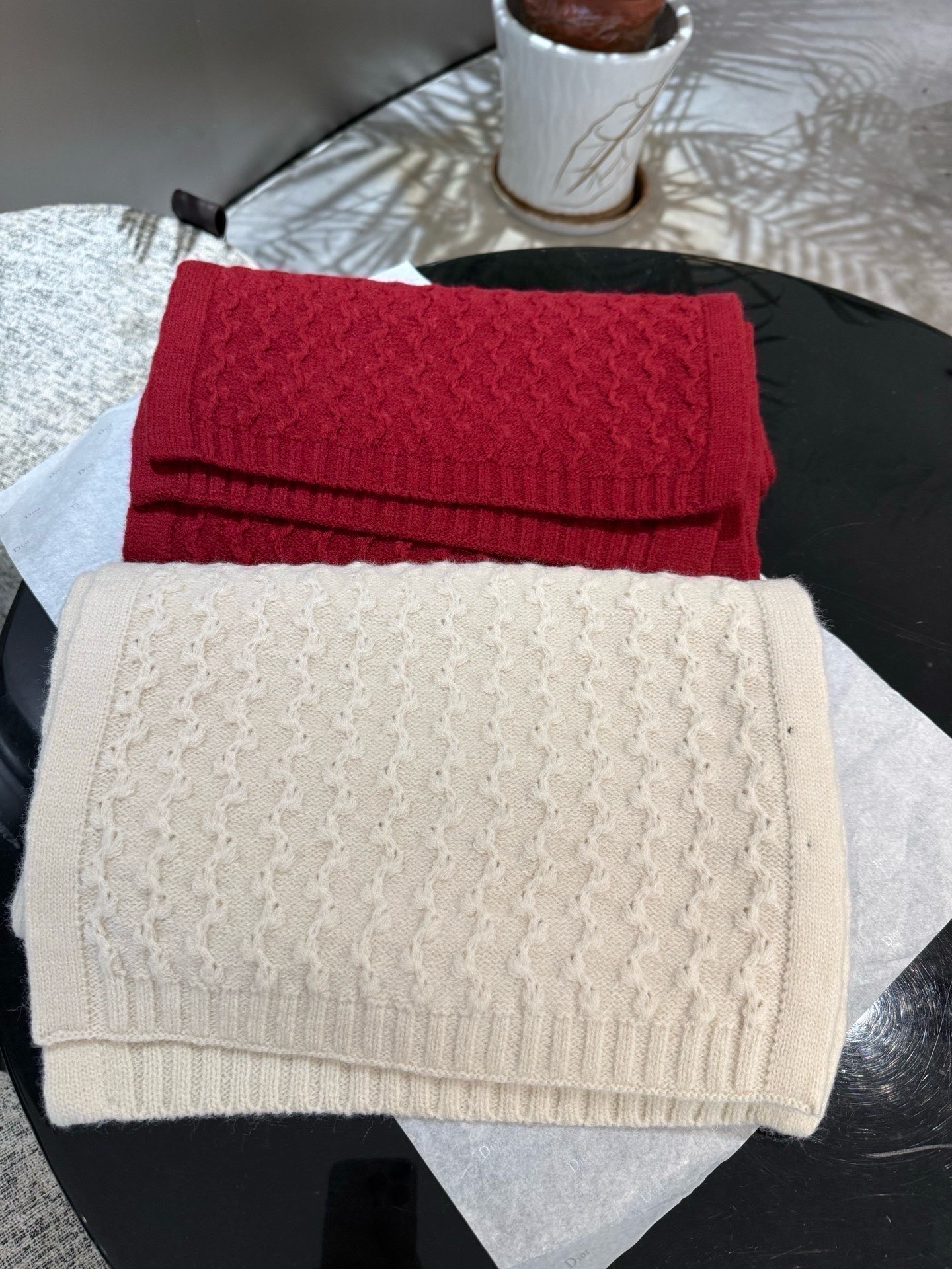 【LP臻品】 全新上市，甄选顶级羊绒面料， 触感细腻如云。重工匠心独运， 以精湛手工针织工艺，融入典雅串绳细节，勾勒出品