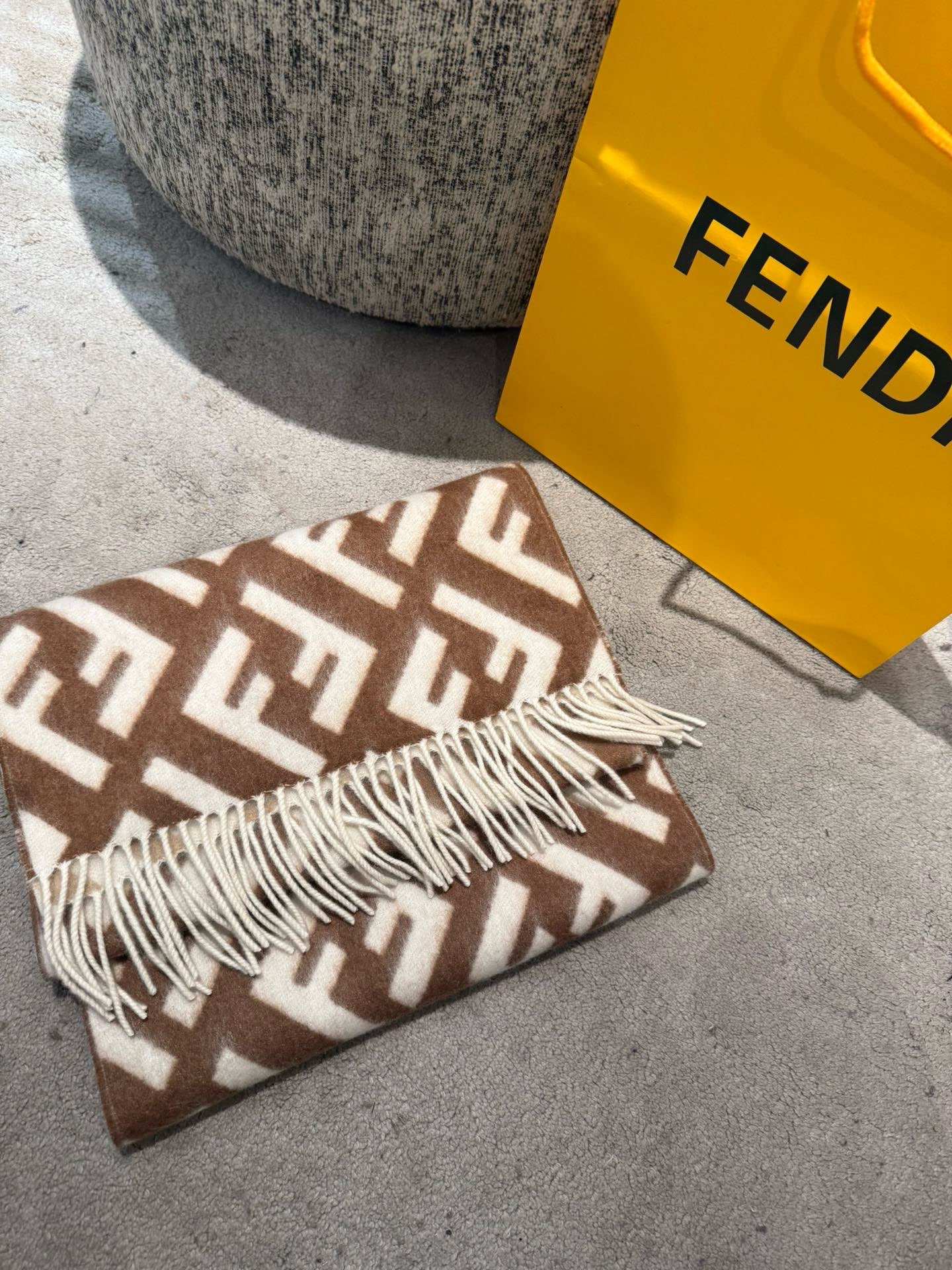 。Fendi老花渐变双面羊绒围巾，柔软细腻的双面风格，FF经典提花渐变；柔软的羊毛和羊绒材质。来自Ste