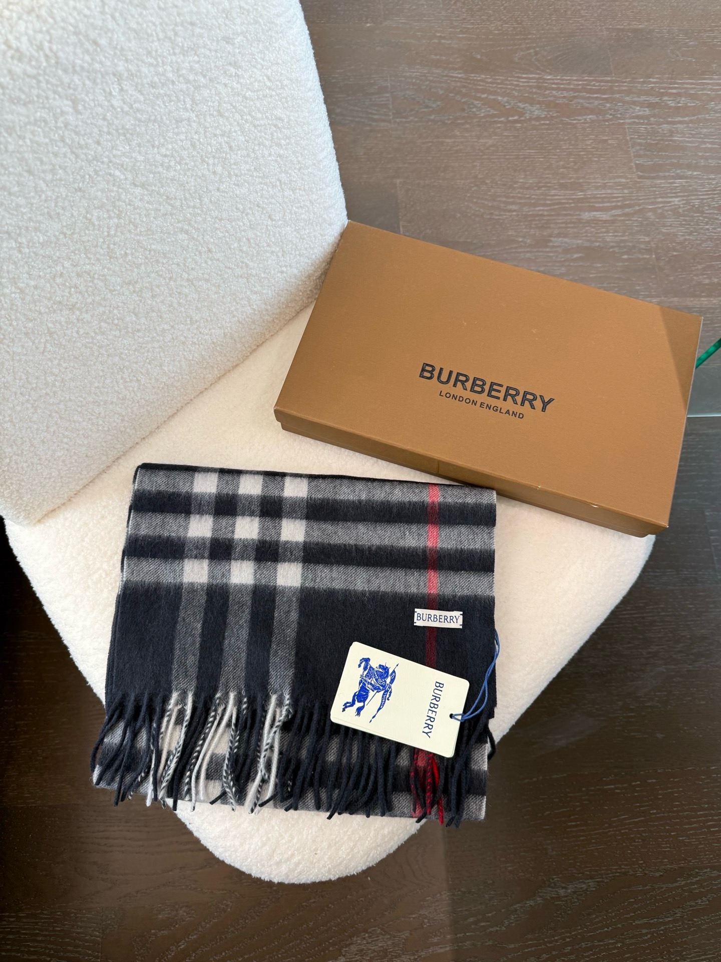 。2010最新版专柜 （对版新标蓝线）王牌口碑burberry经典羊绒格子围巾‼️专柜最新品相，目前专柜