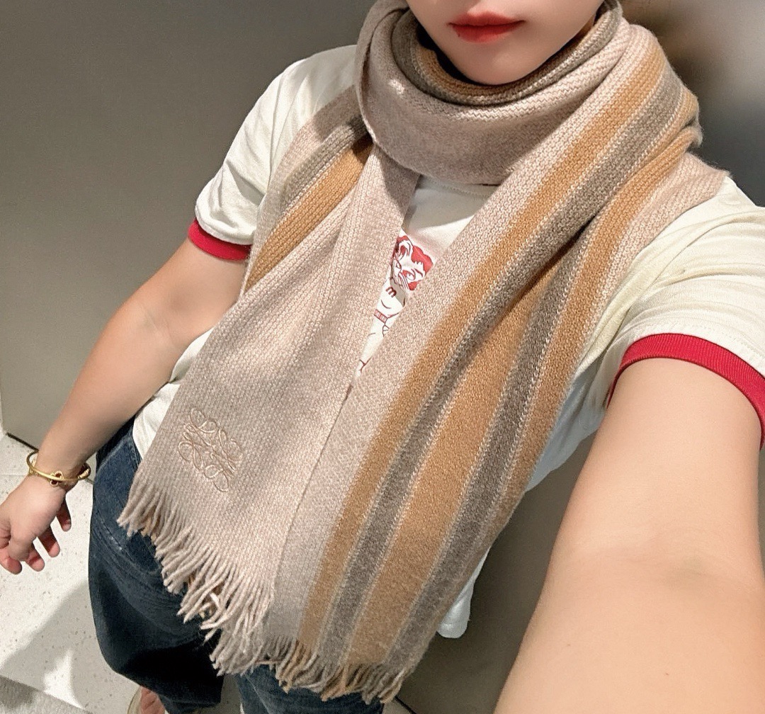 。loewe 同步专柜，高端羊绒针织围巾！】可正式，可随意，非常Classical的男款设计。这款织法比