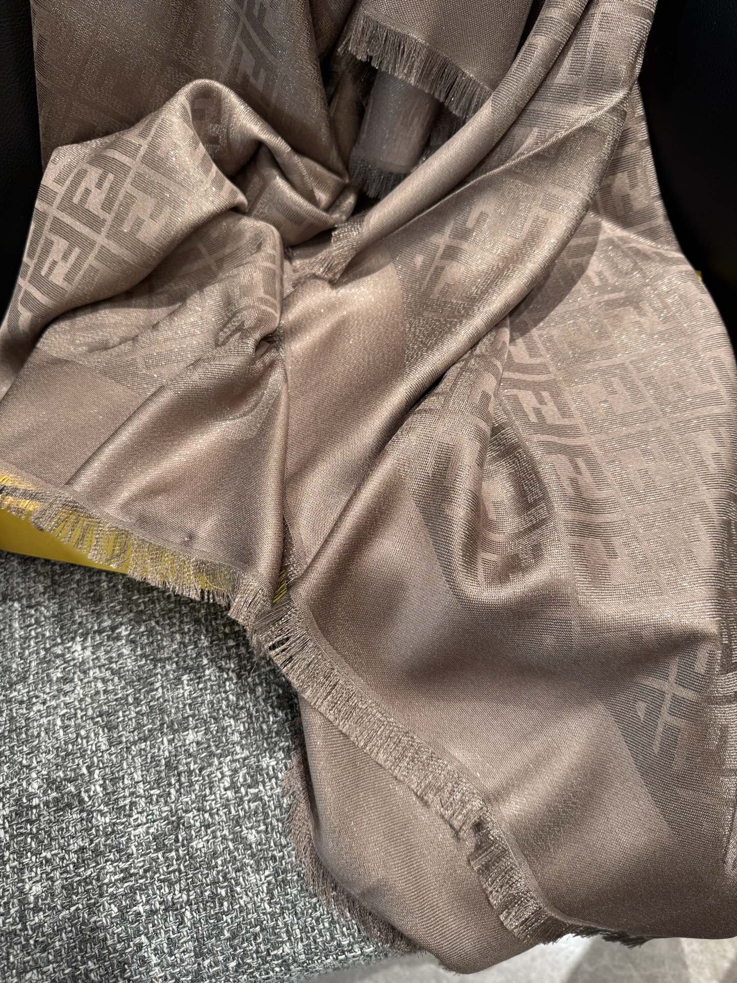 。𝐅𝐞𝐧𝐝𝐢 26新款《FF金银丝提花披肩》Size：140x140cm 材质45%羊毛，45%桑蚕丝，