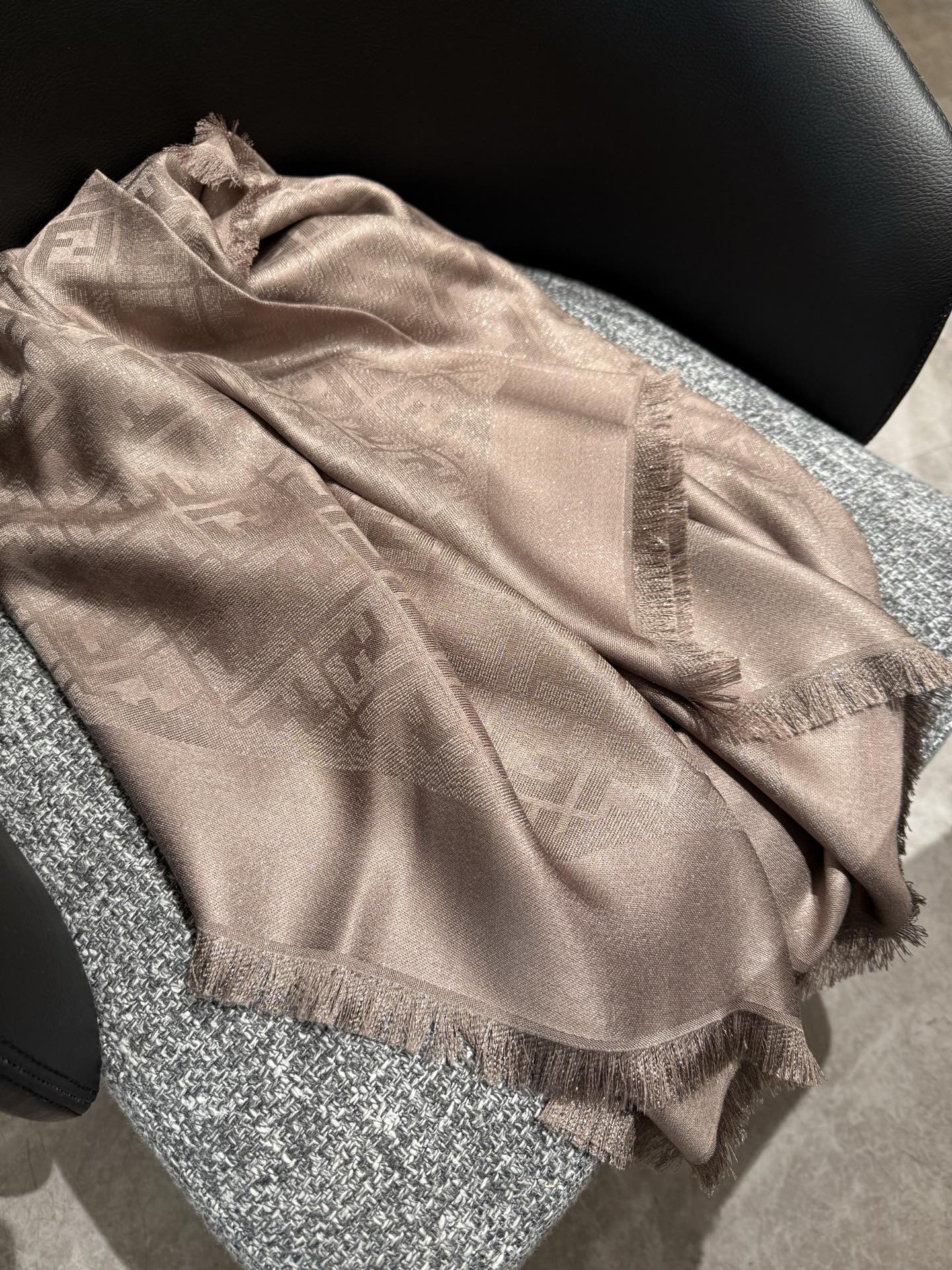 。𝐅𝐞𝐧𝐝𝐢 26新款《FF金银丝提花披肩》Size：140x140cm 材质45%羊毛，45%桑蚕丝，