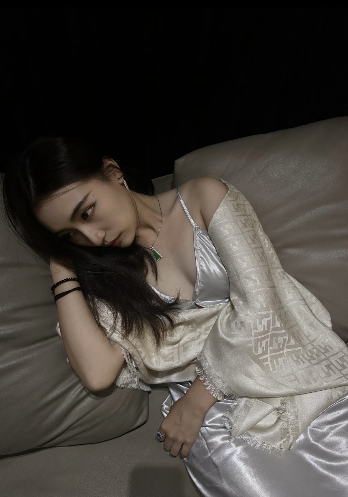 。𝐅𝐞𝐧𝐝𝐢 26新款《FF金银丝提花披肩》Size：140x140cm 材质45%羊毛，45%桑蚕丝，