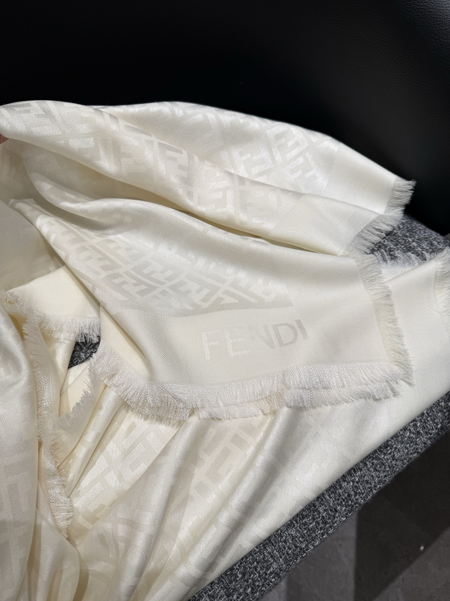 。𝐅𝐞𝐧𝐝𝐢 26新款《FF金银丝提花披肩》Size：140x140cm 材质45%羊毛，45%桑蚕丝，