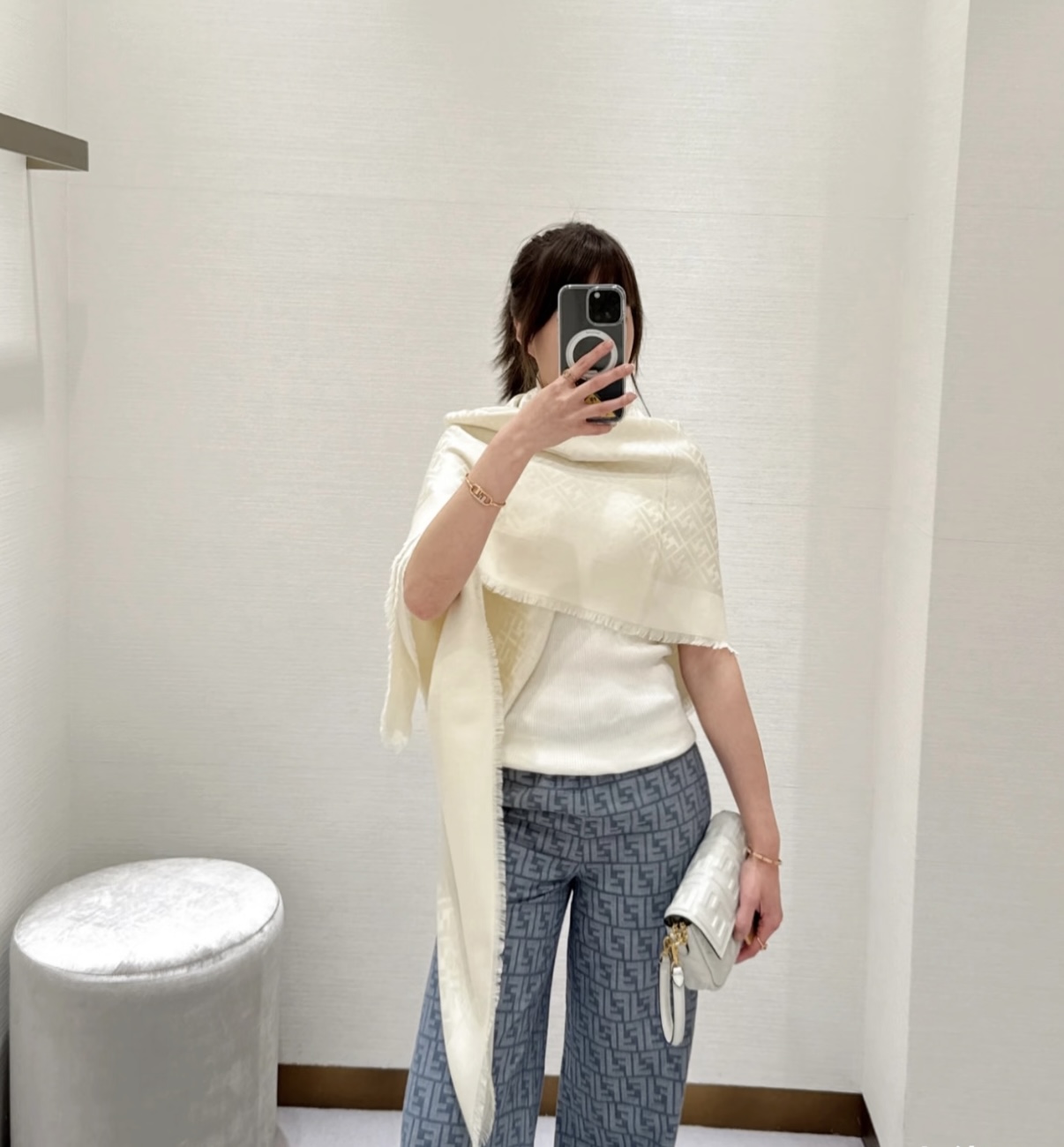 。𝐅𝐞𝐧𝐝𝐢 26新款《FF金银丝提花披肩》Size：140x140cm 材质45%羊毛，45%桑蚕丝，