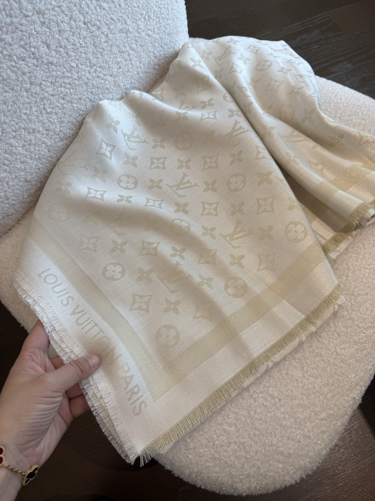 P🥤皇室LV路易威登极品硬货❗️品质好到几宿都不能正常入眠[流泪]可以pk专柜的最极品的品质❗️披肩向昔