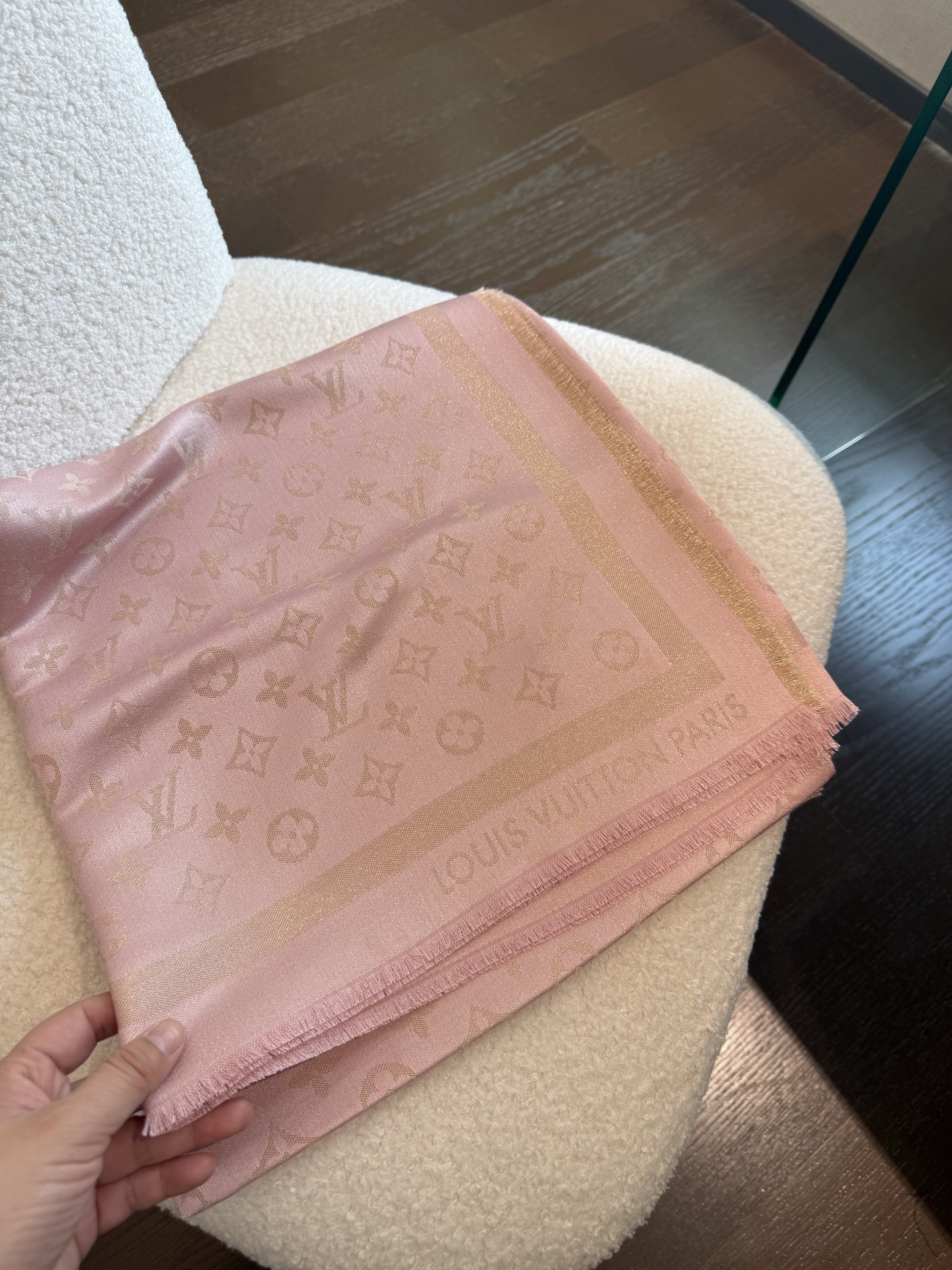 P🥤皇室LV路易威登极品硬货❗️品质好到几宿都不能正常入眠[流泪]可以pk专柜的最极品的品质❗️披肩向昔